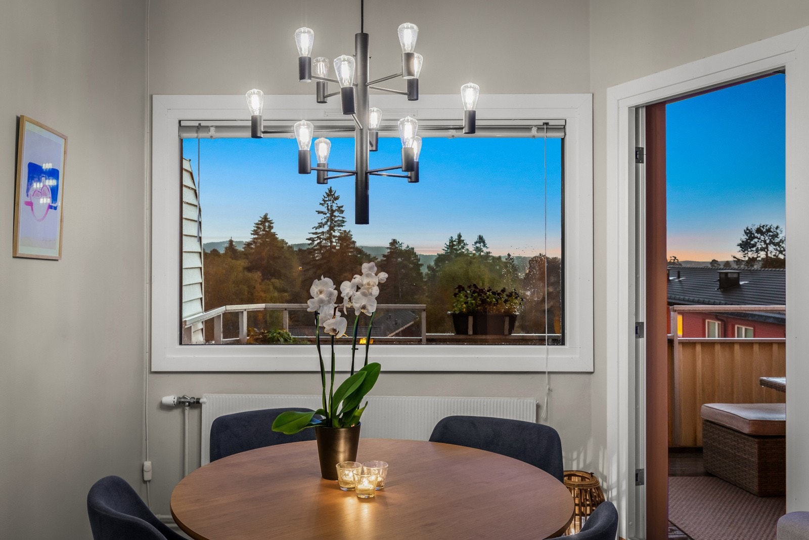 Stuen har godt med plass til spisebord og her er det utgang til balkongen Galleribilde