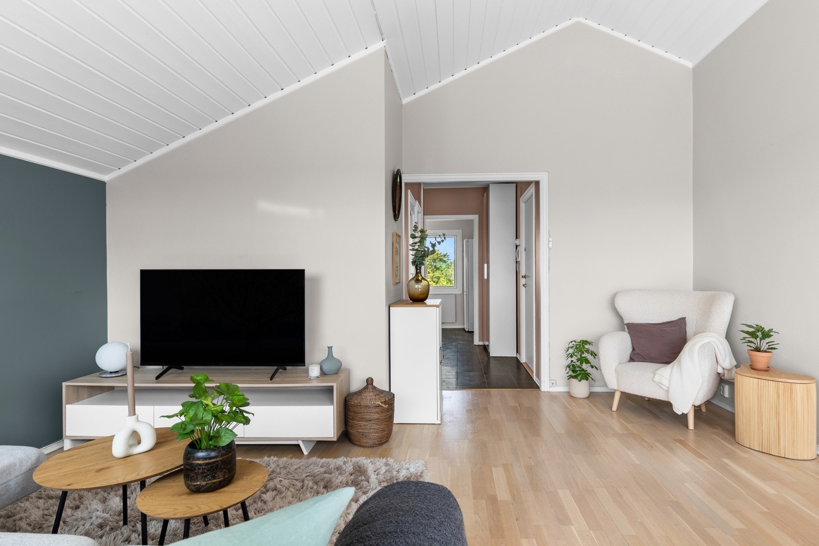 Stue i retning entré, alkove, bad og kjøkken Galleribilde