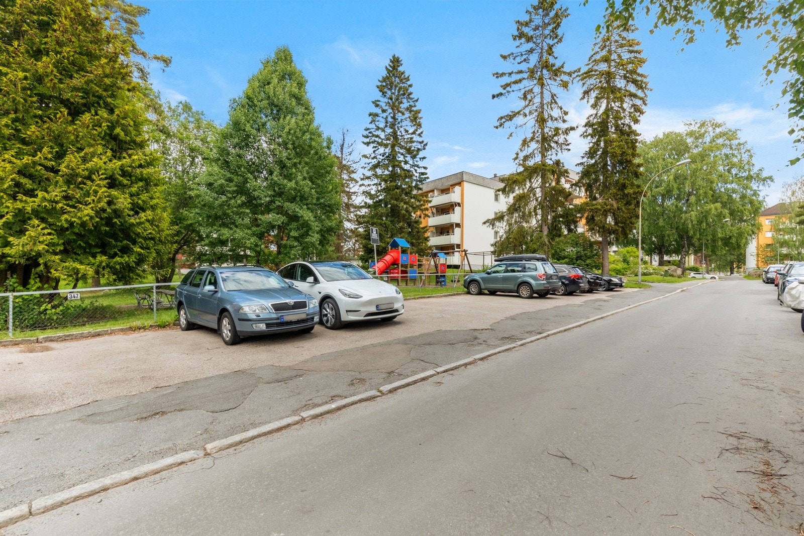 Borettslaget har i overkant av 300 parkeringsplasser som leies ut til beboerne. Styret jobber med å klargjøre for 14 nye ladeplasser mellom trafoen ved Oppsaltoppen nr. 12 og Oppsalstubben nr. 6 Galleribilde