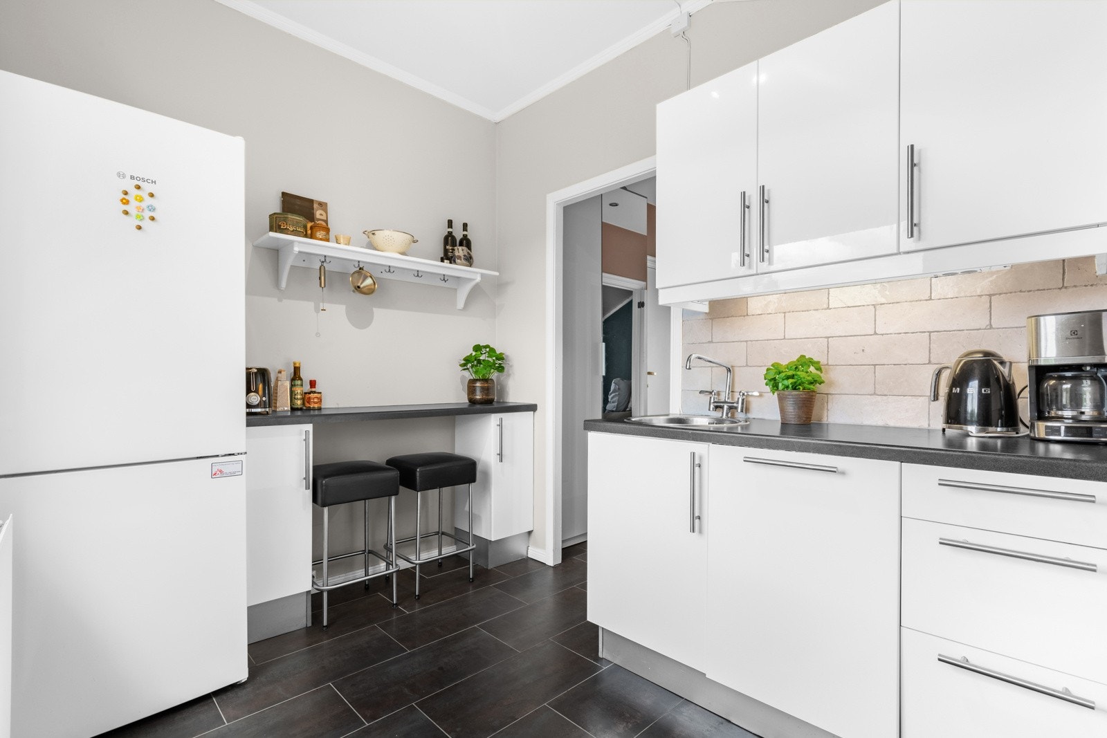 Det er lys under overskapene og det er også fliser på gulvet som gjør rengjøring enklere etter matlaging Galleribilde