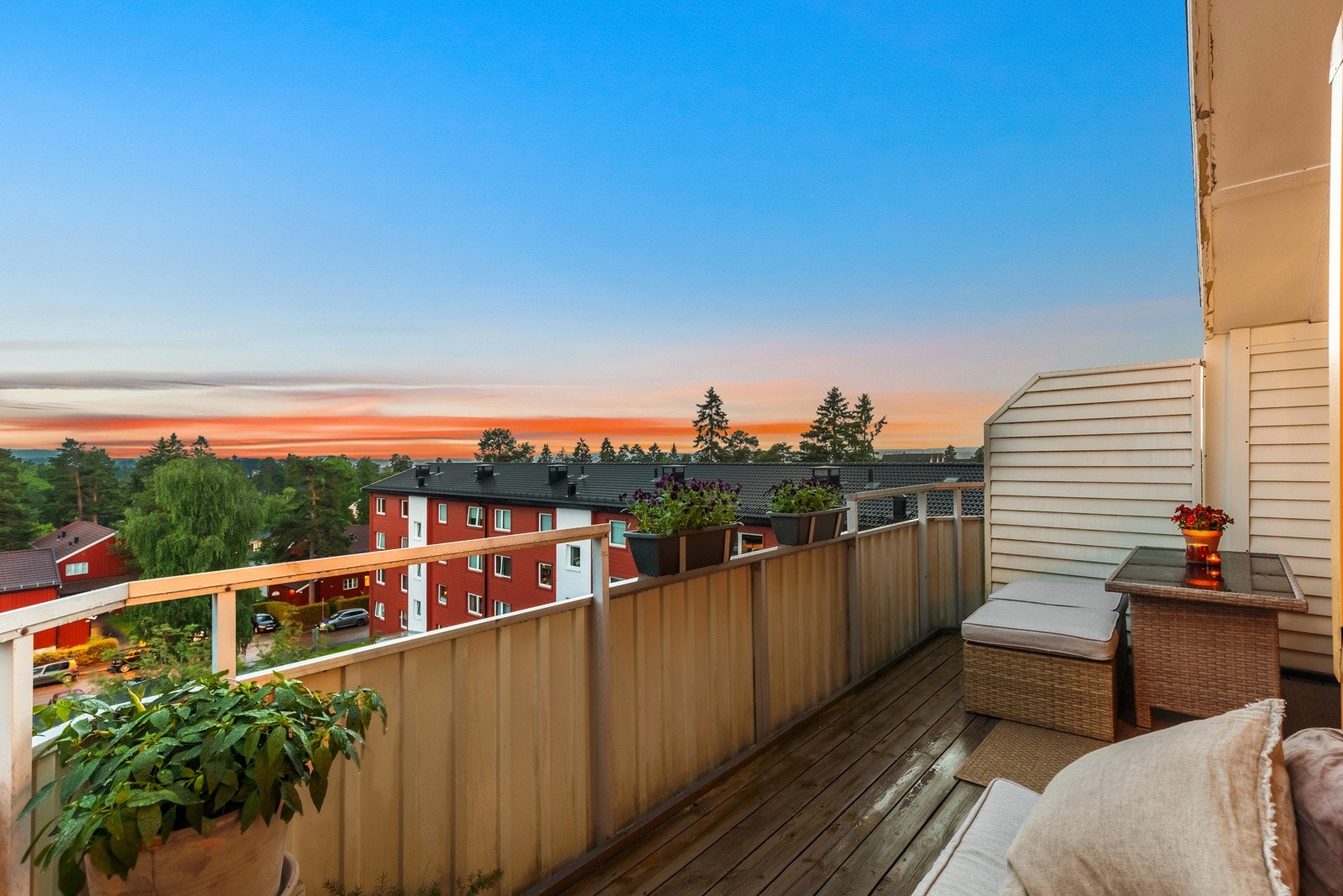 Nå kan du sikre deg en flott toppleilighet med stor balkong med utsyn over et rolig nærområde og Østmarka Galleribilde