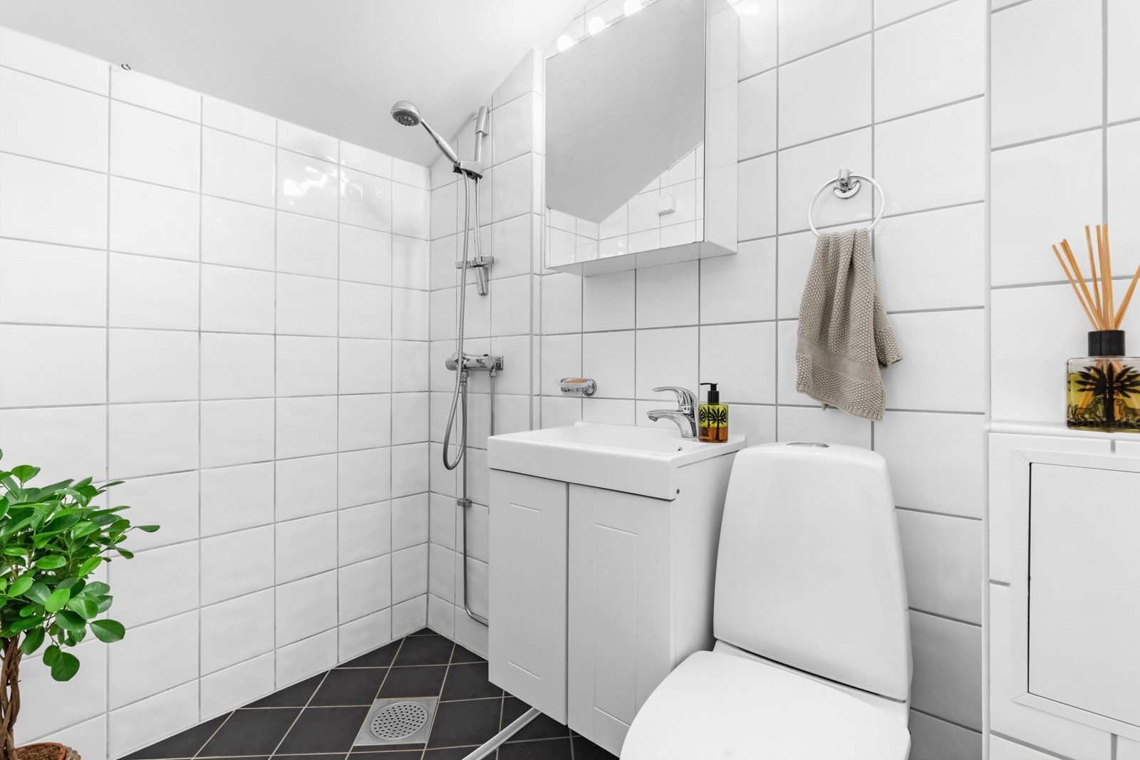 Badet har inngang ved gang/entré og ble modernisert i regi av borettslaget i 2009 Galleribilde