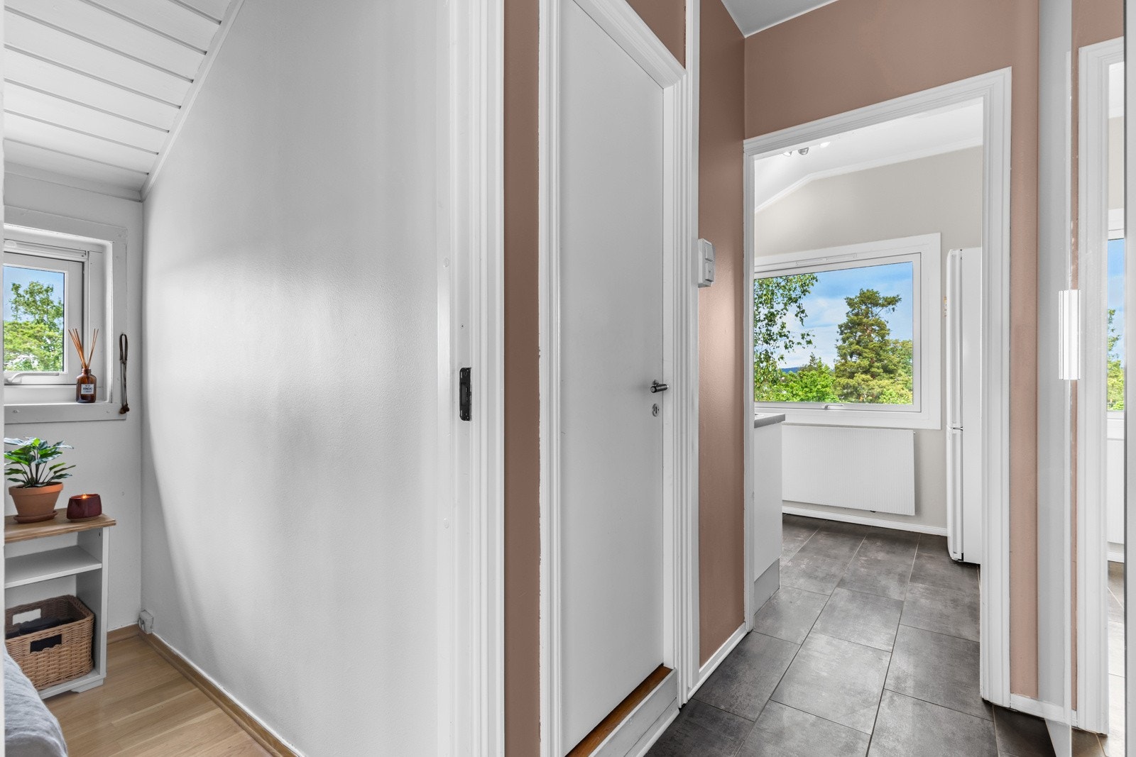 Ved entréen er det montert dørcalling-anlegg, ellers plass til garderobeskap / andre oppbevaringsløsninger Galleribilde