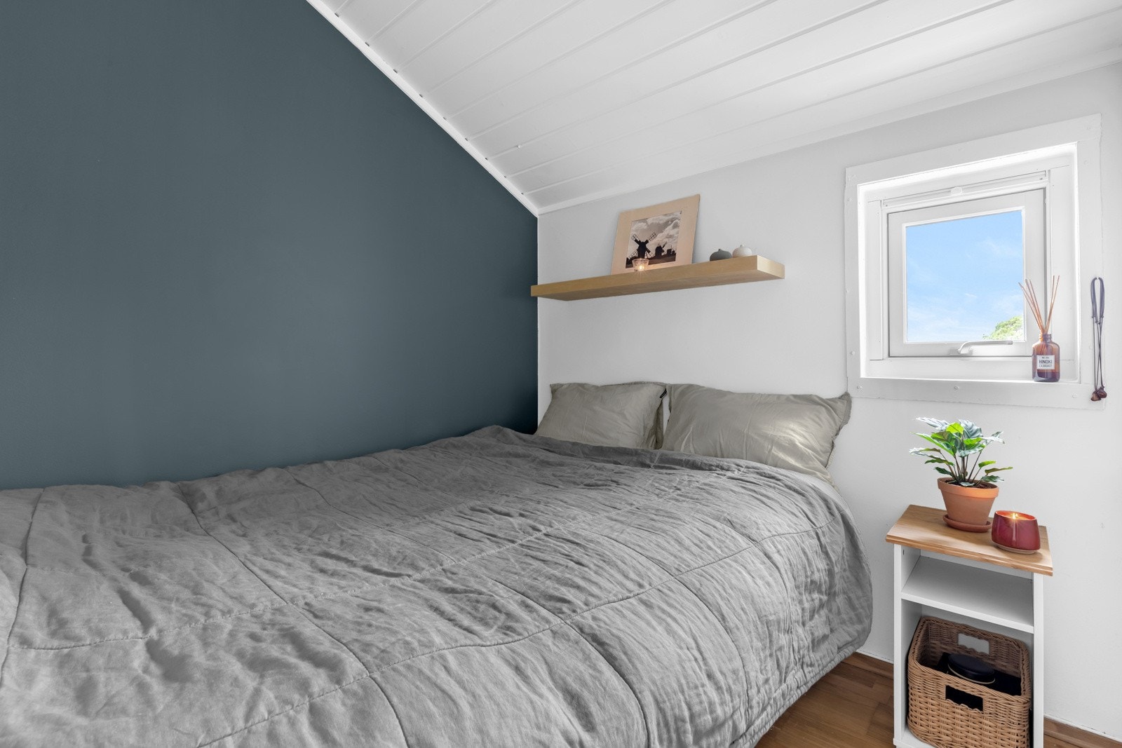 Boligen har en sjarmerende alkove med en stilig kontrastvegg for ekstra hygge Galleribilde