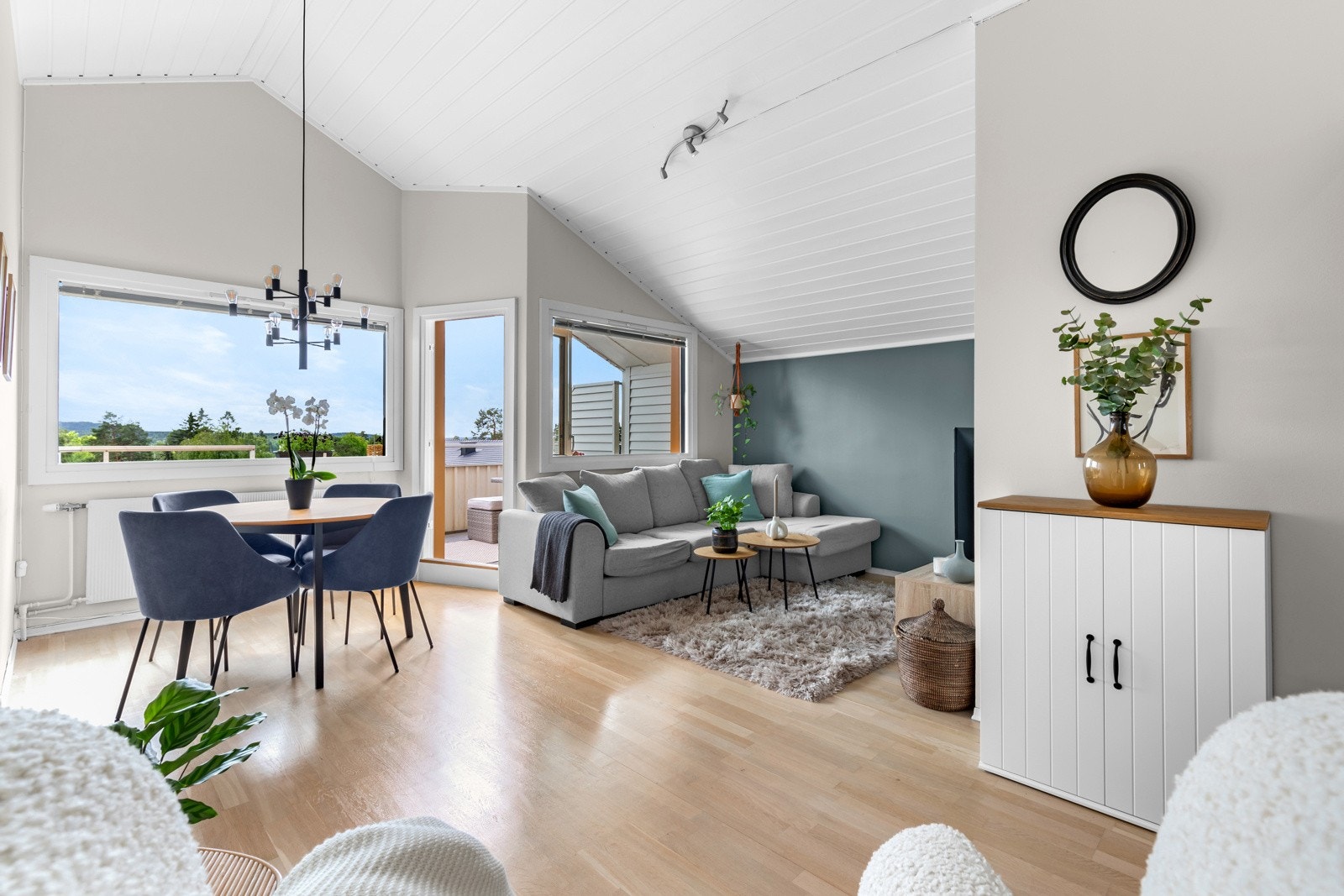 Store vindusflater i stuen slipper inn rikelig med naturlig lys. På gulvet er det slitesterk 3-stavs eikeparkett Galleribilde