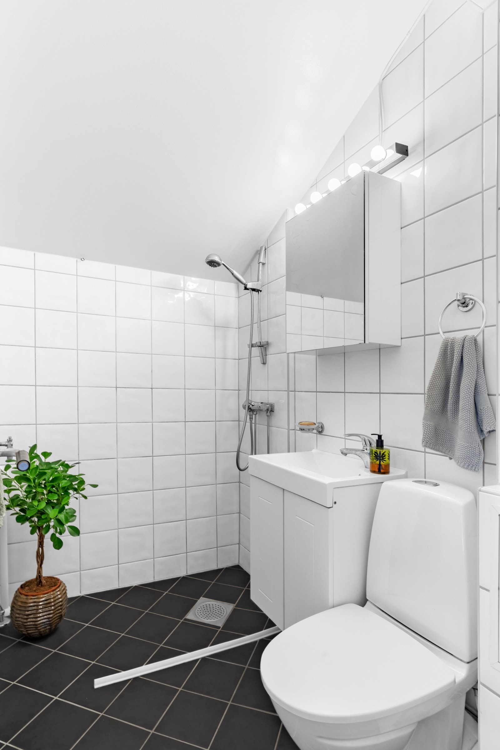 Baderommet er flislagt med termostatstyrte varmekabler i gulvet og har opplegg for vaskemaskin Galleribilde