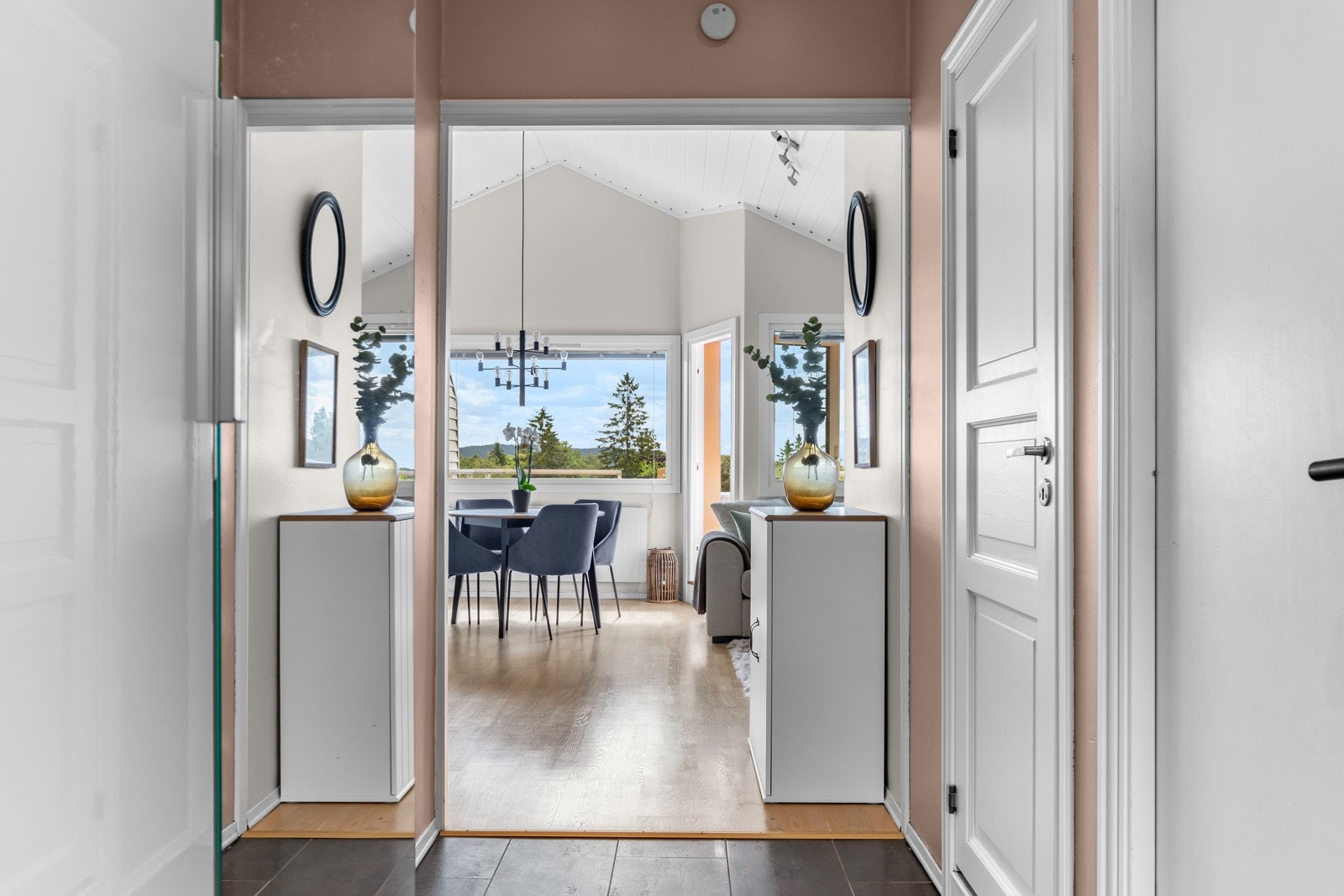 Vel oppe i toppen ønskes du velkommen inn i en flislagt entré med downlights i taket. Galleribilde