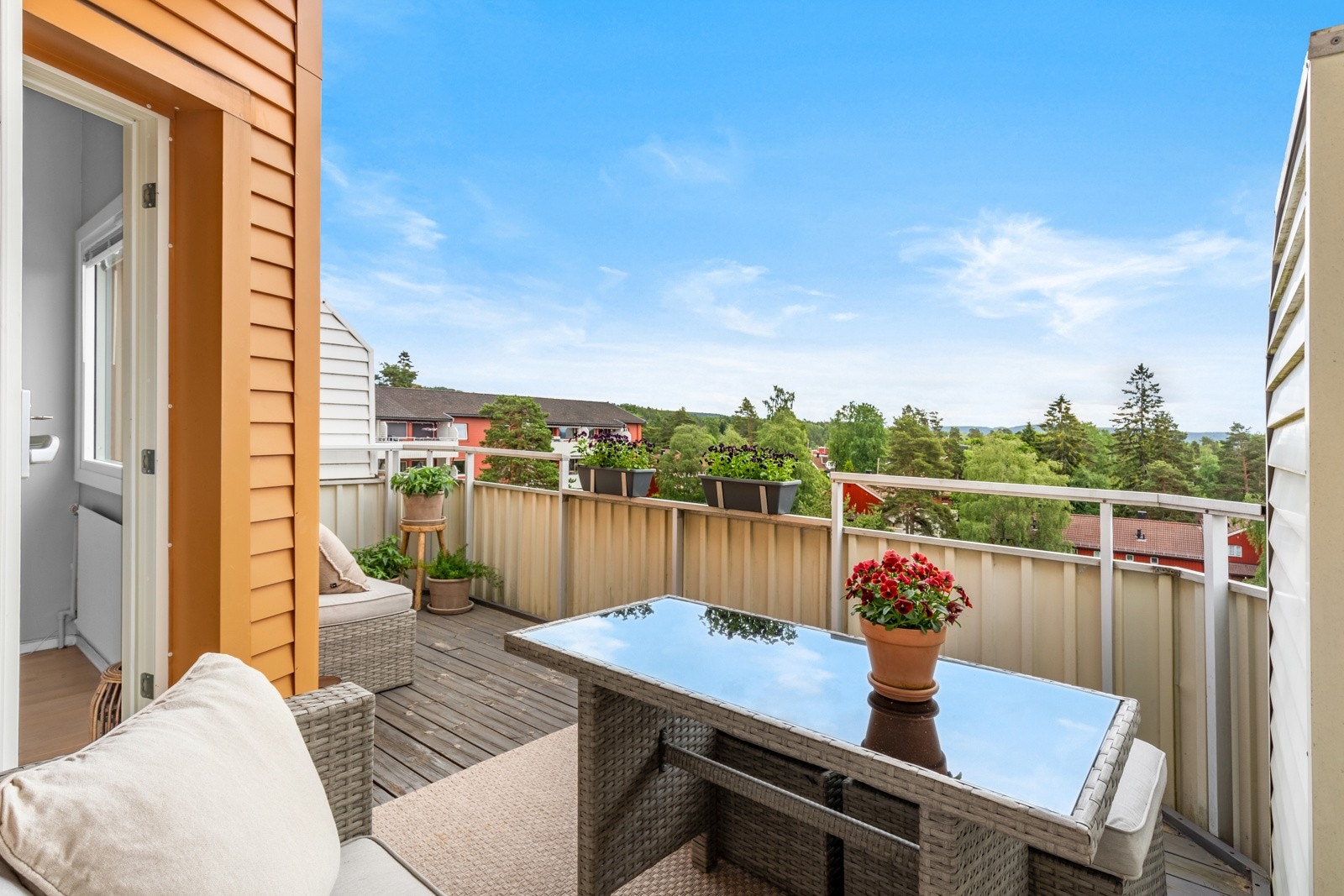 Her er det plass til flere møbleringssoner og balkongen er også delvis overbygd Galleribilde