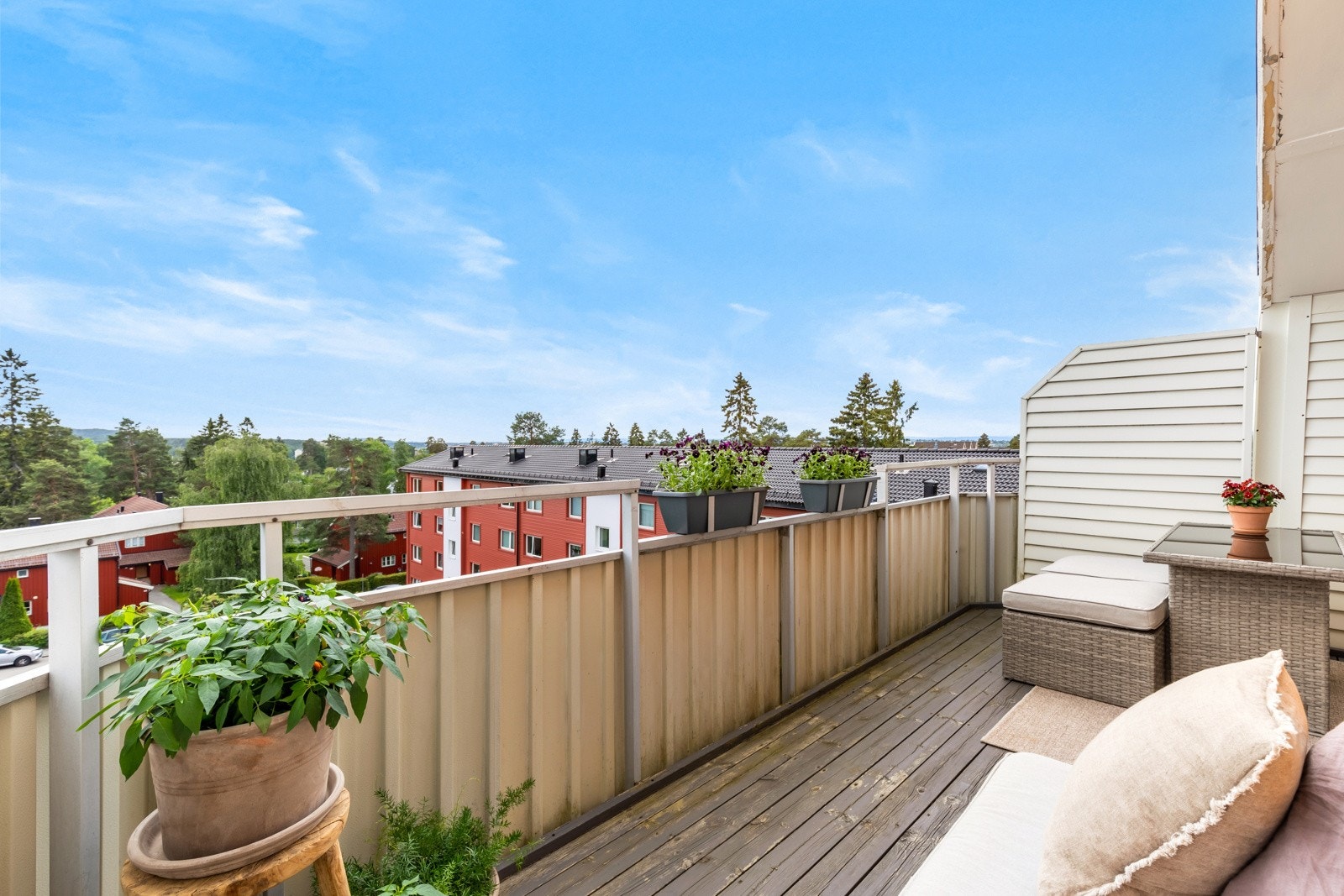 Balkongen har beiset, impregnert tregulv på dekke. Med en balkong på 10,5m² er det plass til utemøbler og planter, perfekt for å nyte varme sommerdager Galleribilde