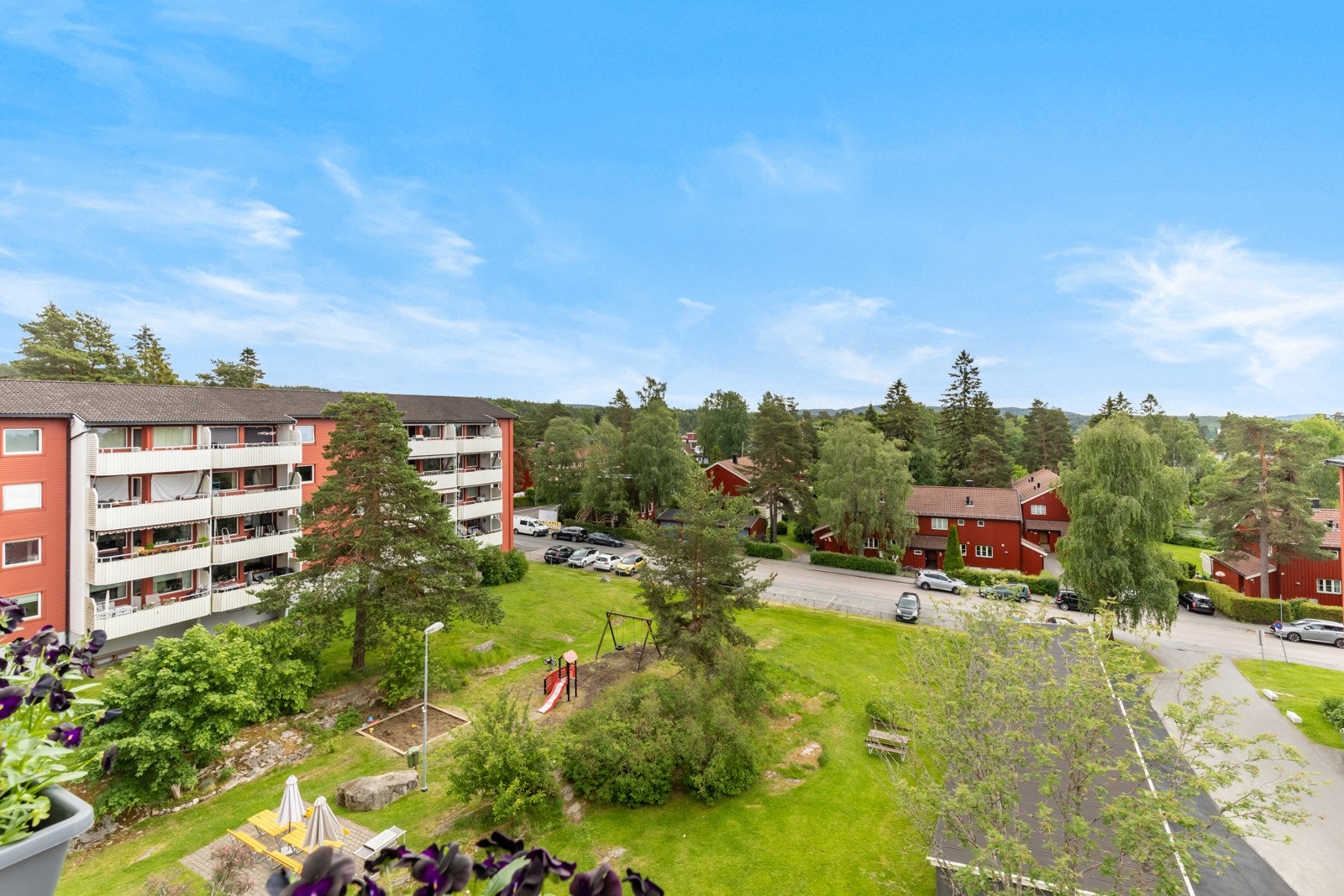 Her kan du nyte morgenkaffen mens du lytter til fuglekvitter og ser ut over det velstelte nærområdet Galleribilde