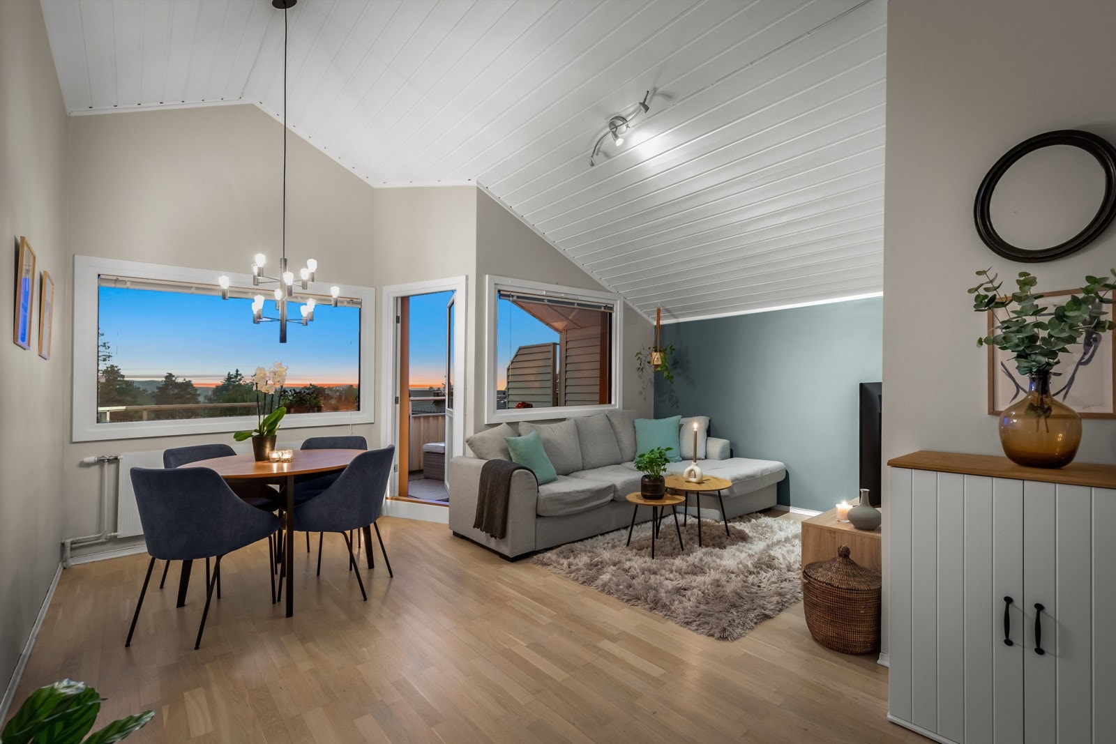 Stuens utforming gir naturlig og god plass til ulike soner for møblering Galleribilde