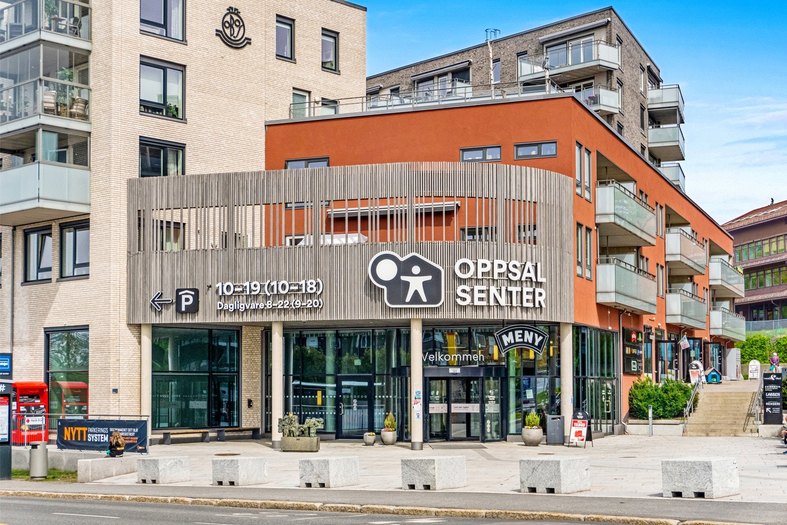 På Oppsal Senter finner du stor Meny matbutikk, optiker, Normal, frisør, tannlege osv. Galleribilde