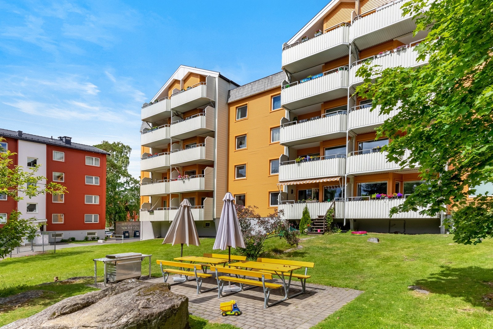 Borettslaget vil også i tiden fremover prioritere uteområdene med sittegrupper og beplantning Galleribilde