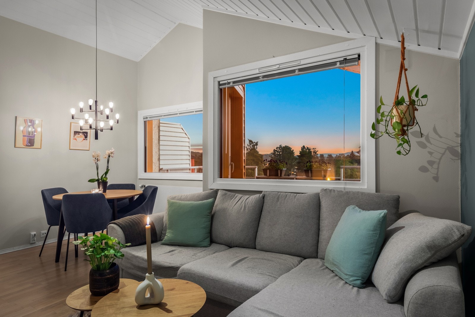 En god takhøyde og store vinduer gjør tilværelsen i stuen enda bedre. Forøvrig ble vinduer og balkongdør byttet i 2019 Galleribilde