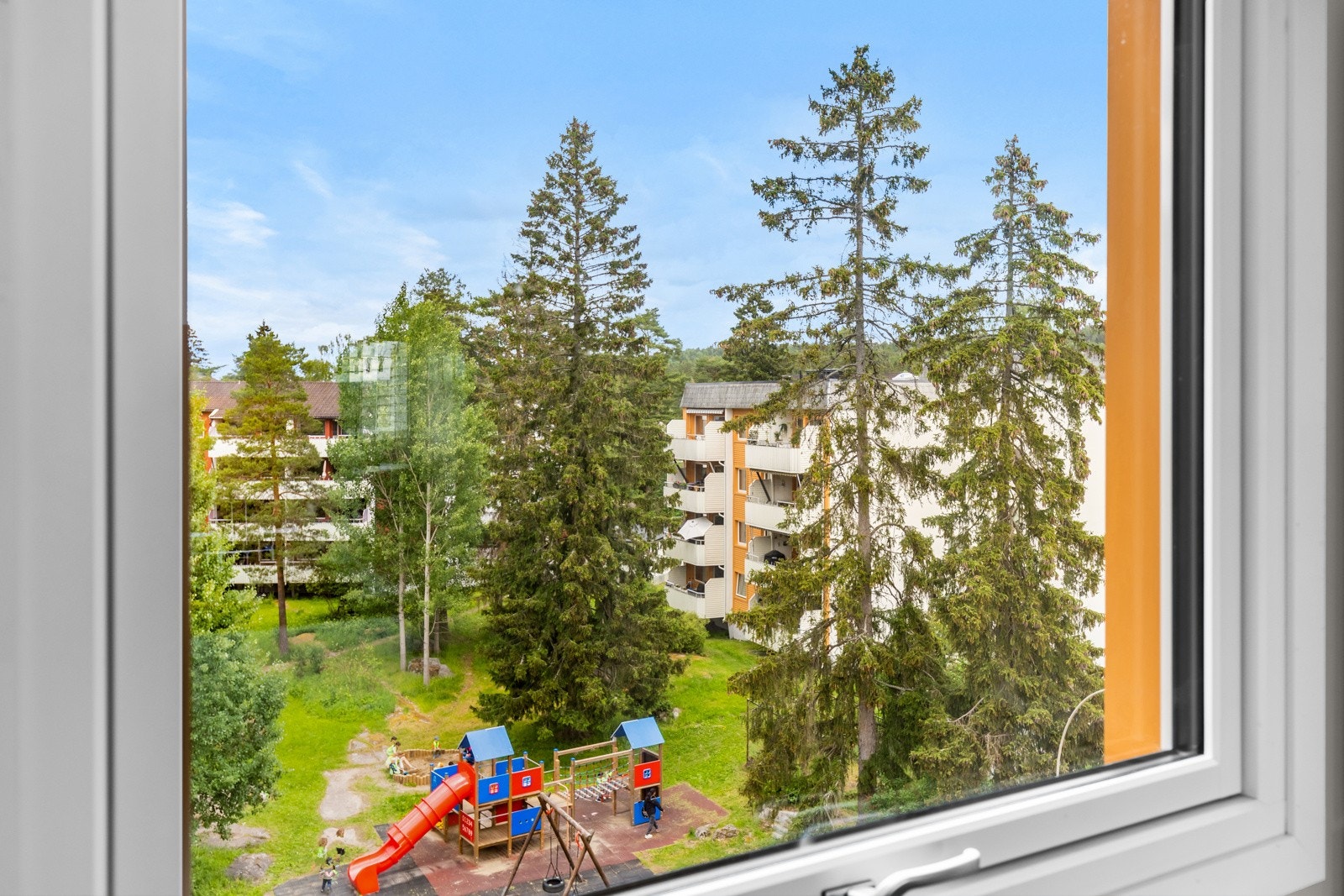 Ved kjøkkenet er det et stort vindu som sørger for lysinnslipp i boligen fra flere retninger Galleribilde