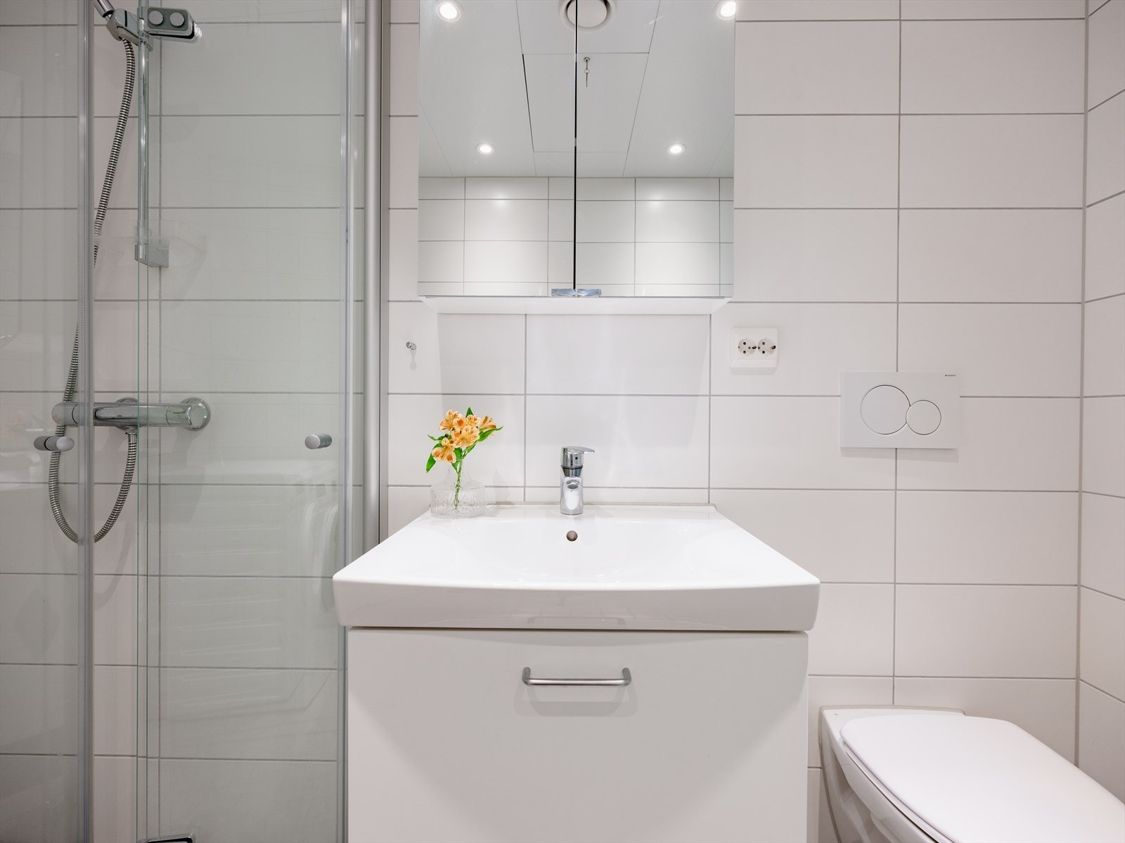 Badet er innredet med servant, vegghengt toalett, dusjhjørne, samt opplegg for vaskemaskin. Galleribilde