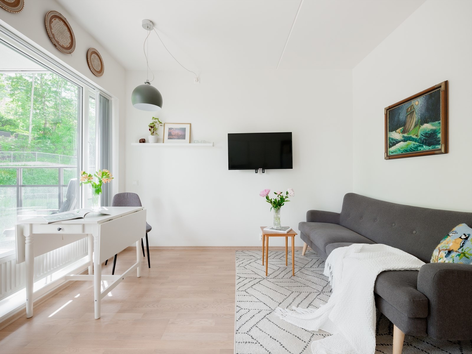 Stuen er lys og trivelig med plass til sofa og spisebord. De store vindusflatene sørger for rikelig med naturlig lysinnslipp. Galleribilde