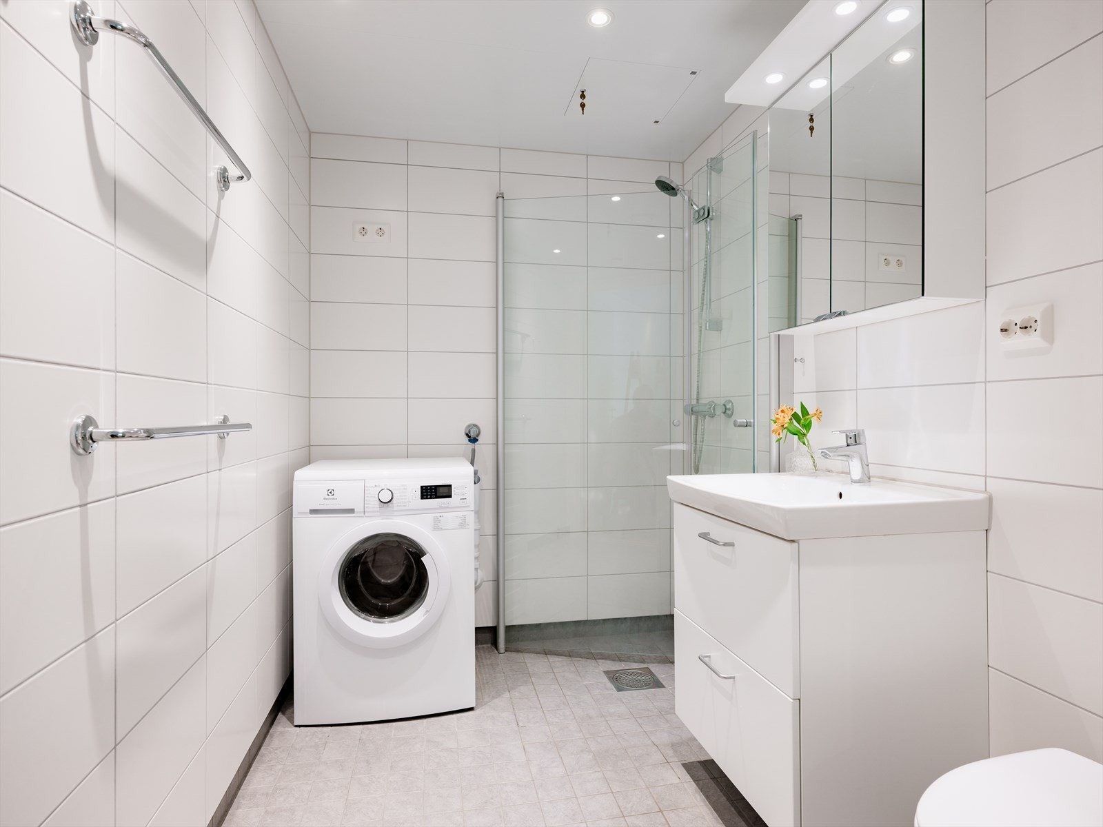Badet er romslig og lyst med tidløse fliser på gulv og vegger. Varmekablene sørger for varme føtter når gradestokken kryper nedover. Galleribilde