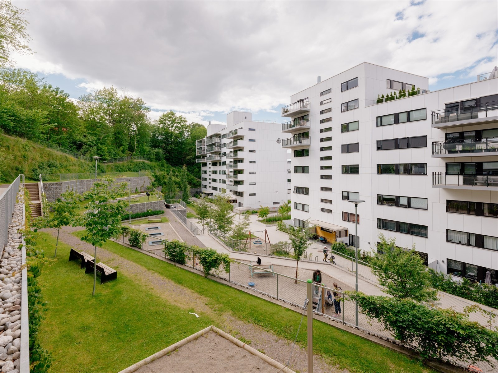 Første møte med boligen er et fint opparbeidet fellesareal for store og små. Galleribilde