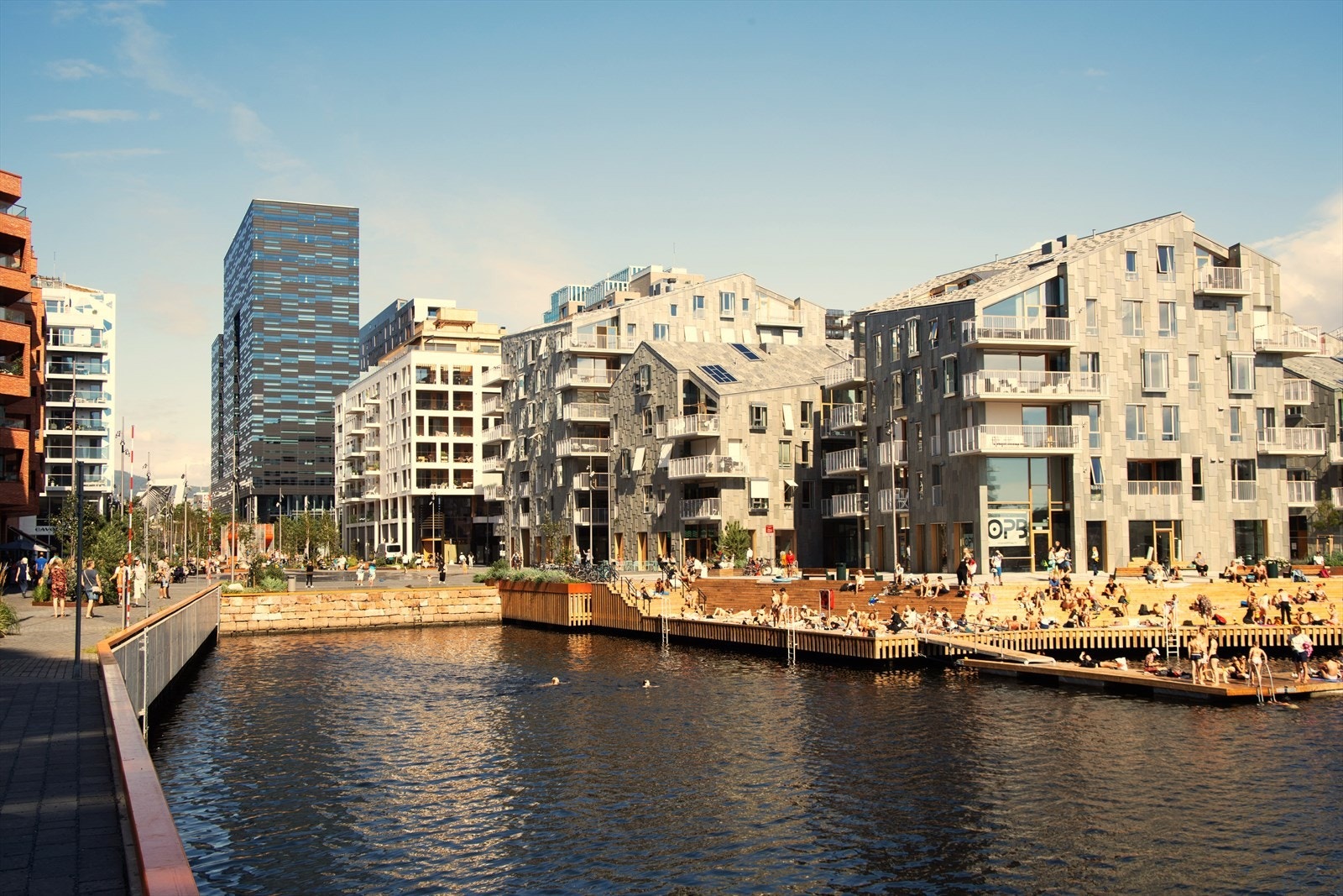 Det er kort vei til fots eller på sykkel ned til Munch brygge og Oslobukta som byr på bading, flott arkitektur samt spennende kultur- og matopplevelser. Galleribilde