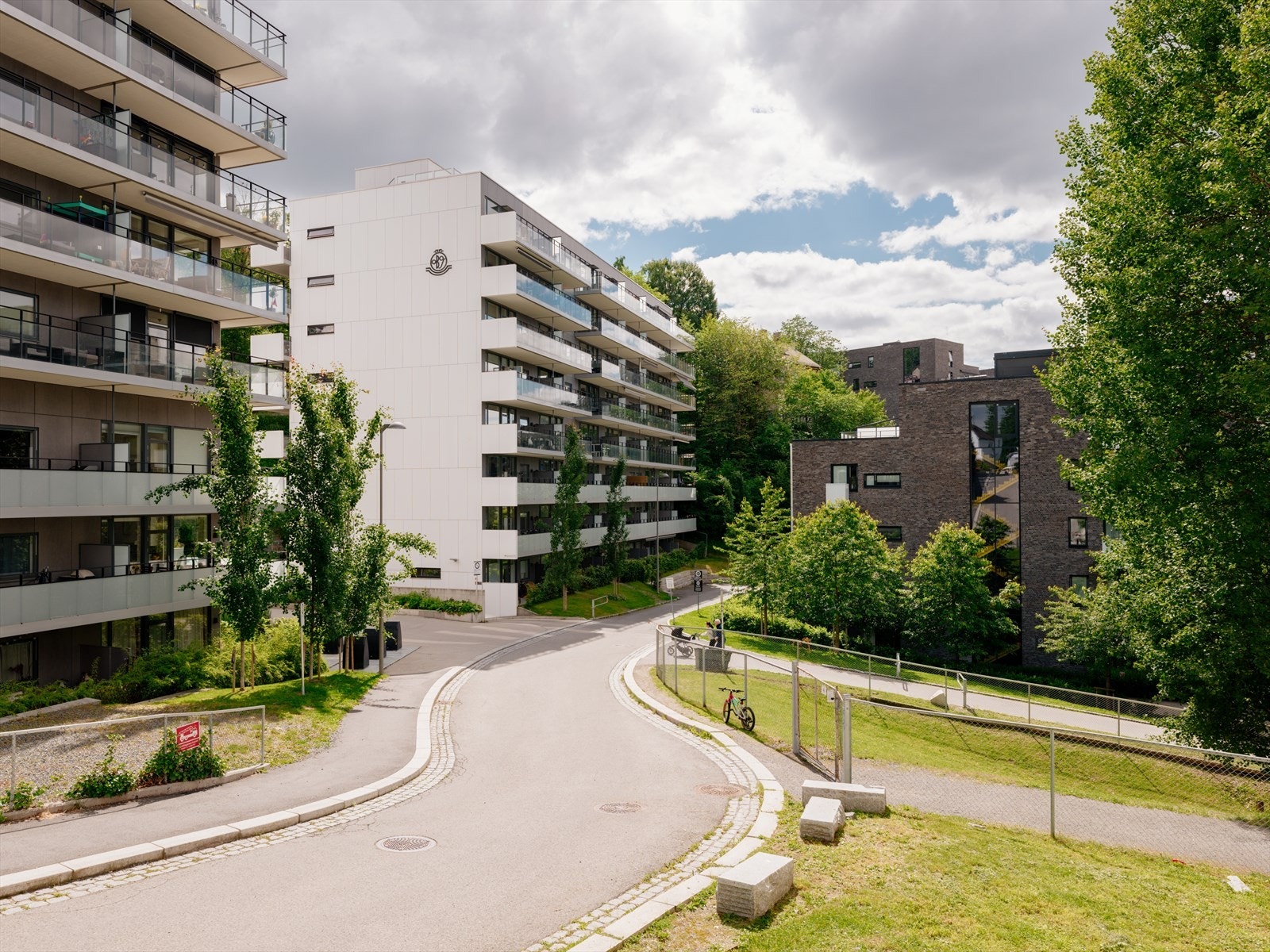 Dagligvarehandelen gjøres hos KIWI eller Nærbutikken som ligger en spasertur unna. Ellers finner du apotek, frisør, treningssenter mm. i nærområdet. Galleribilde