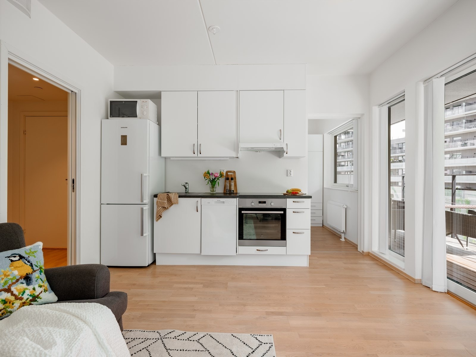 Kjøkkenet består av lyse, glatte fronter fra Aubo med laminat benkeplate. Integrert i kjøkkeninnredningen er komfyr med platetopp, oppvaskmaskin og kjøl/frys. Galleribilde