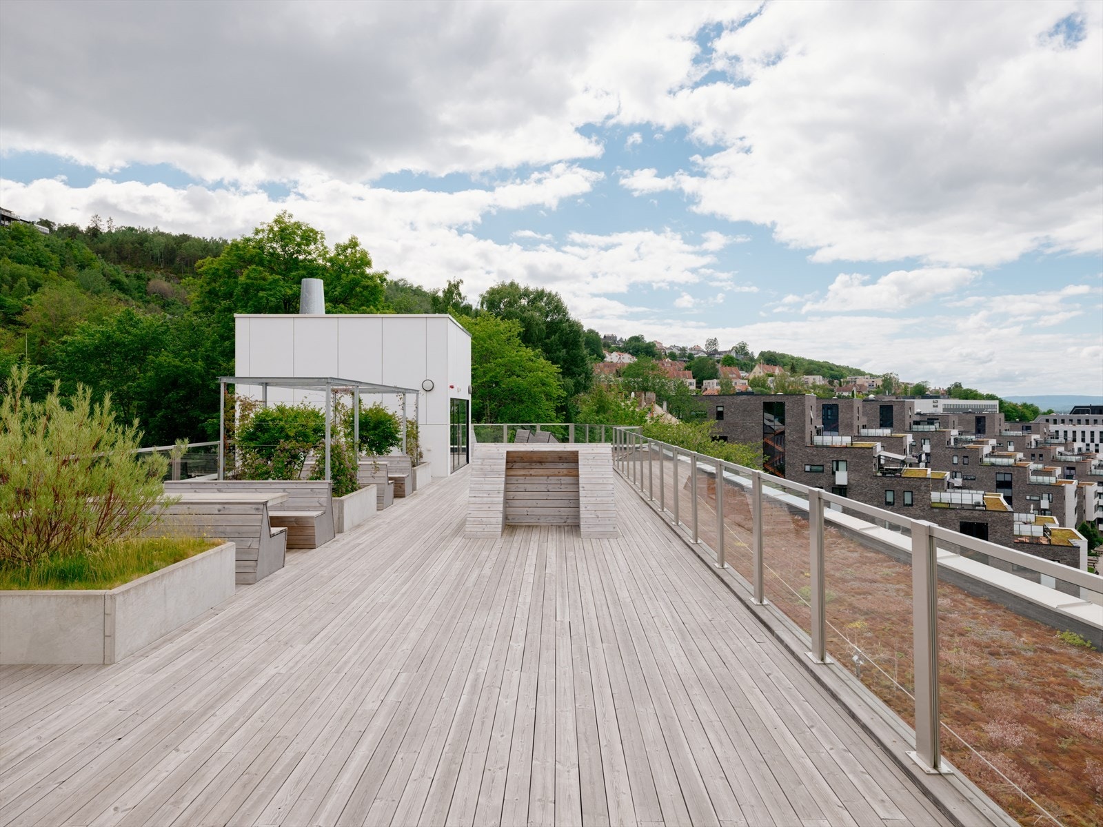 Borettslaget disponerer denne nydelige og fint opparbeidede takterrassen. Galleribilde