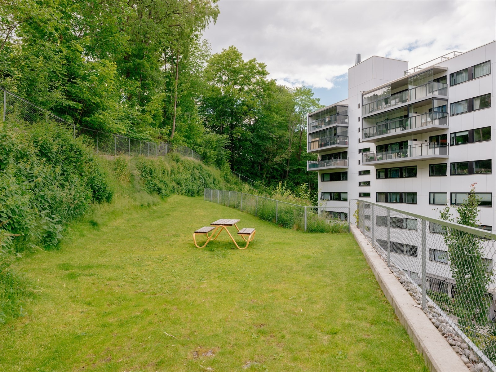 I Kværnerbyen bor du tilbaketrukket i rolige og grønne omgivelser, samtidig som du kommer deg til Oslo sentrum, med alt av hva et rikt byliv har å tilby, på kun fem minutter. Galleribilde