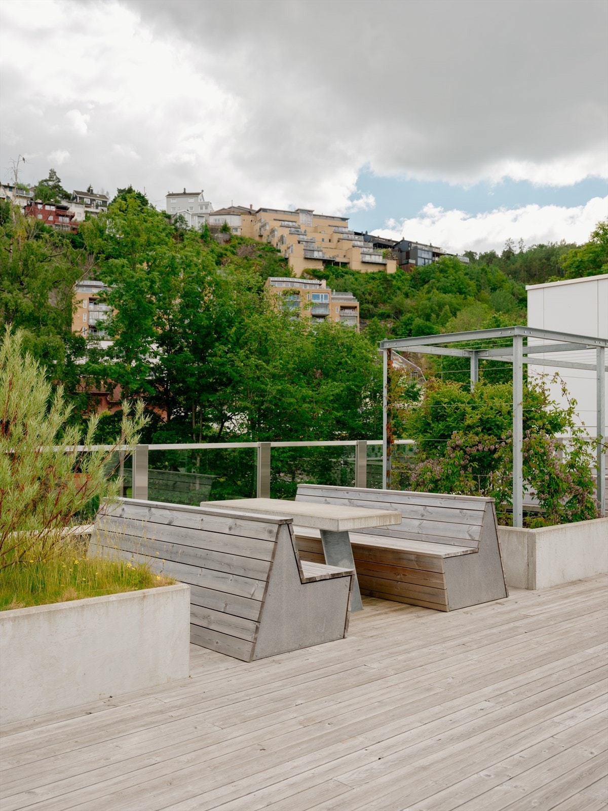 De grønne omgivelsene følger deg videre opp til toppen. Takterrassen har fin beplantning og rikelig med sittegrupper. Galleribilde