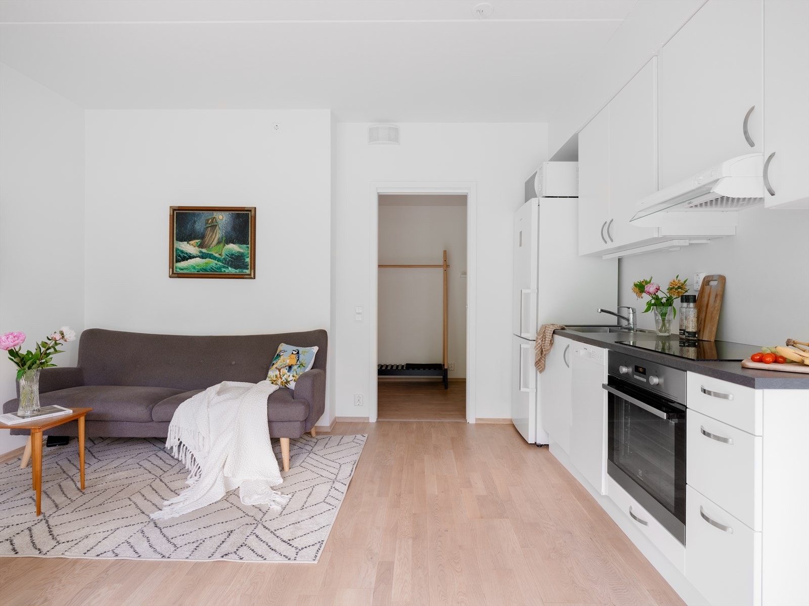 Kjøkkenet ligger i en åpen løsning mot stuen, og skaper en åpen og sosial atmosfære. Boligen har en takhøyde på ca. 2,65 meter og eikeparkett på gulv. Galleribilde