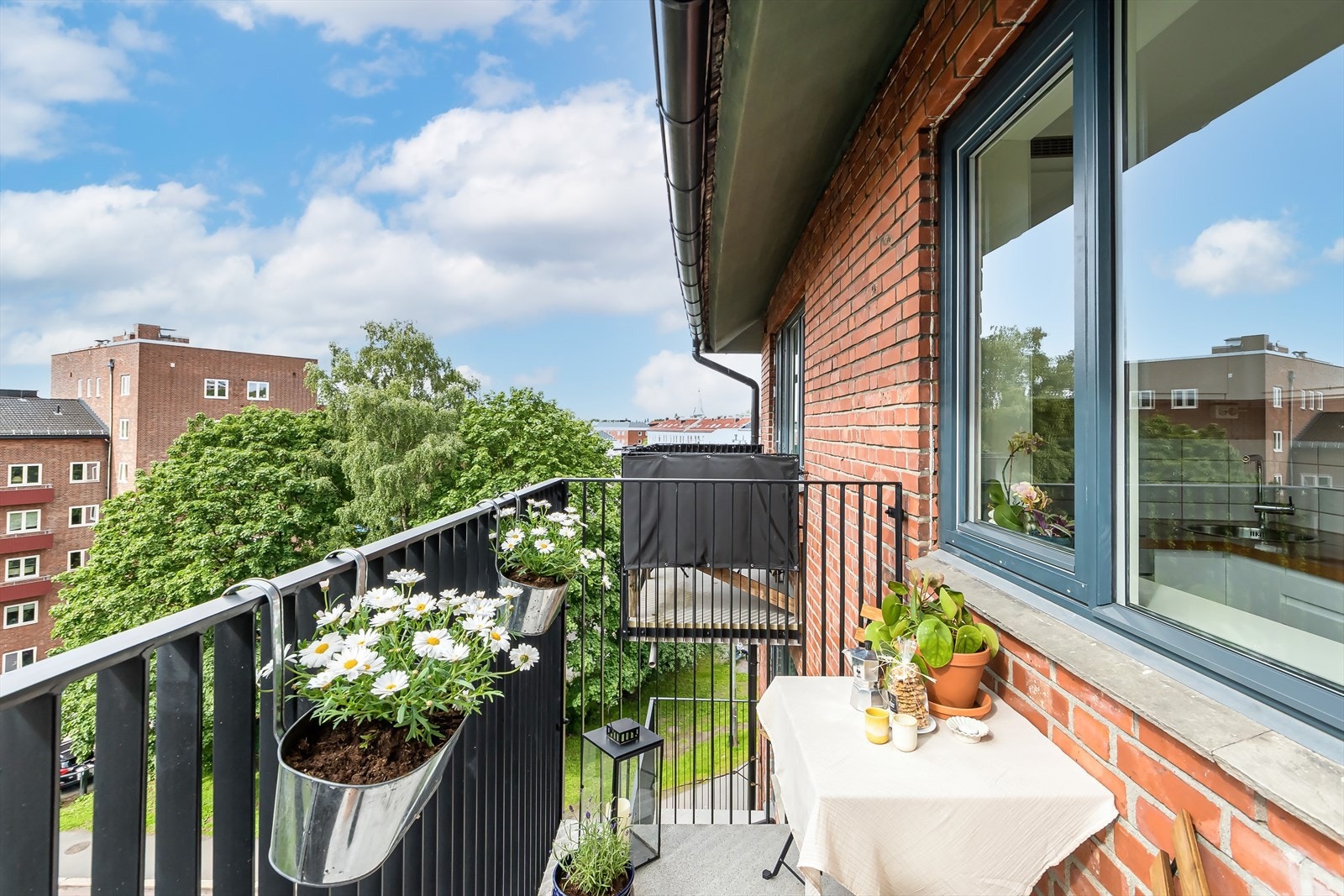 Balkongen er enkel å innrede med en liten sittegruppe og planter Galleribilde