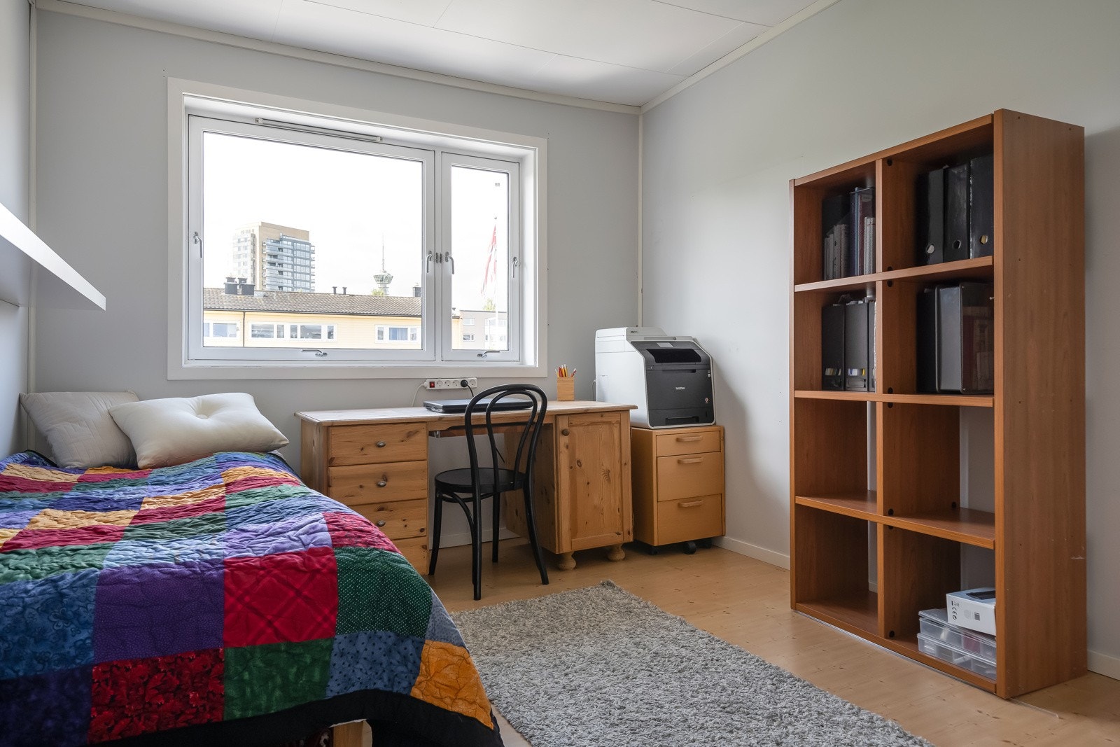 Alle soverommene har god plass til dobbeltseng og garderobeløsning. Her fra soverommet på 10,6m². Galleribilde