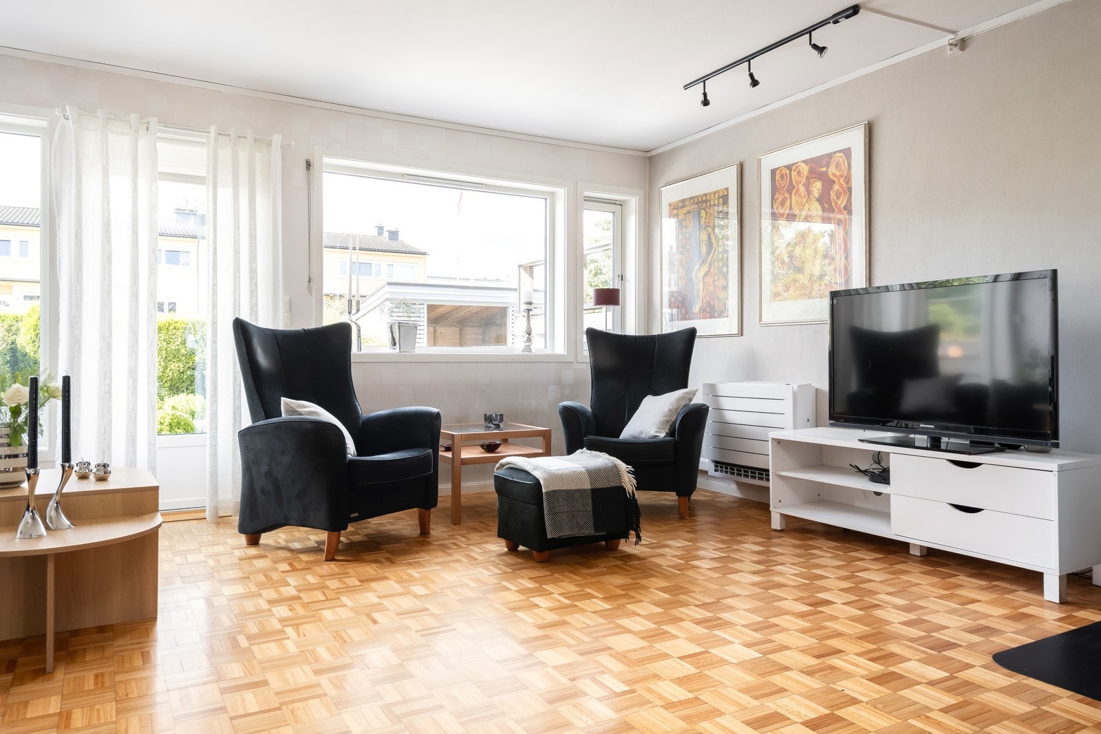 Fra stuen har man direkte utgang til en fantastisk markterrasse og en skjermet hage. Galleribilde