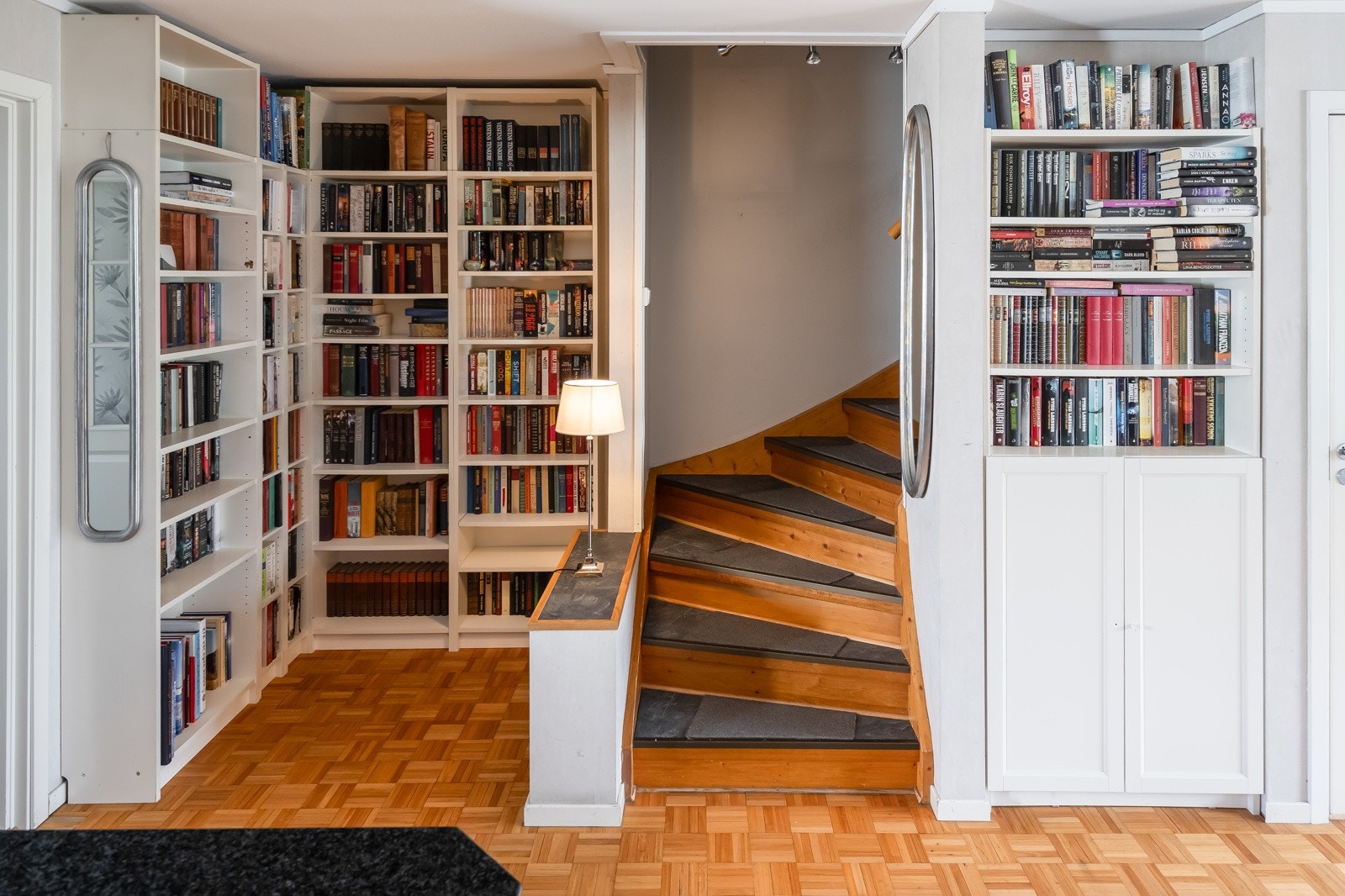 Vi følger trappen opp til 2.etasjen! Galleribilde