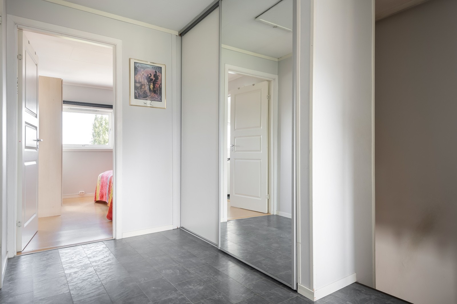 i 2.etasjen finner man tre soverom på 10,9m², 10,6m² og 7,3m². Alle soverommene vender mot rolige omgivelser som gir et godt sovemiljø. Galleribilde
