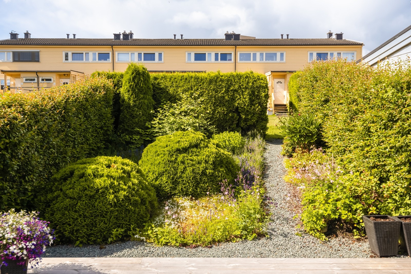 Hagen oppleves som lun og skjermet. Boligen ligger fint til i en utrafikkert vei med fotballbane og lekeplass som nærmeste nabo. Galleribilde