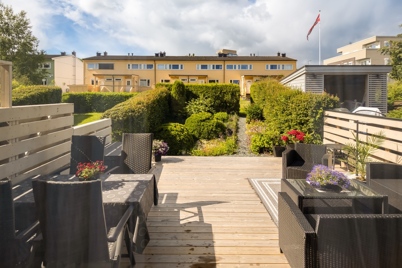 Fra stuen er utgang til en romslig markterrasse på 32m² og hage. Galleribilde
