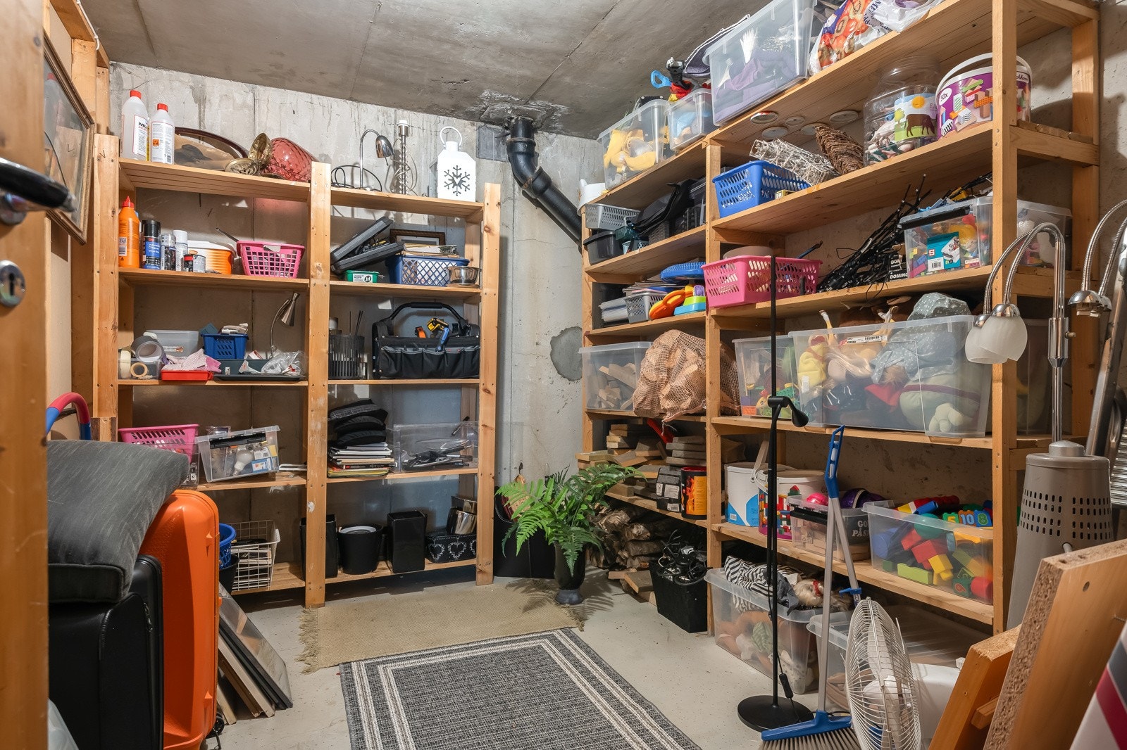 I kjelleren finner vi samt to boder og en kott under trappen. Tilsammen er det 11,5m² oppbevaring i kjelleren. Galleribilde