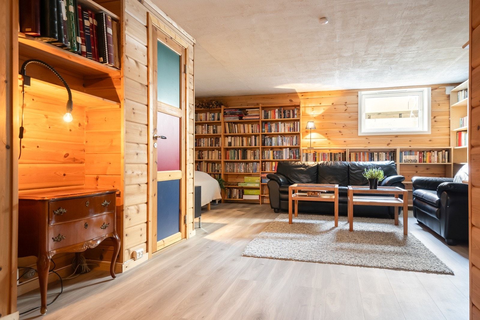 Stor kjellerstue på ca. 26,5m². Svært praktisk rom som av dagens eiere har blitt benyttet som TV stue, lekerom, kontor og gjesterom. Galleribilde