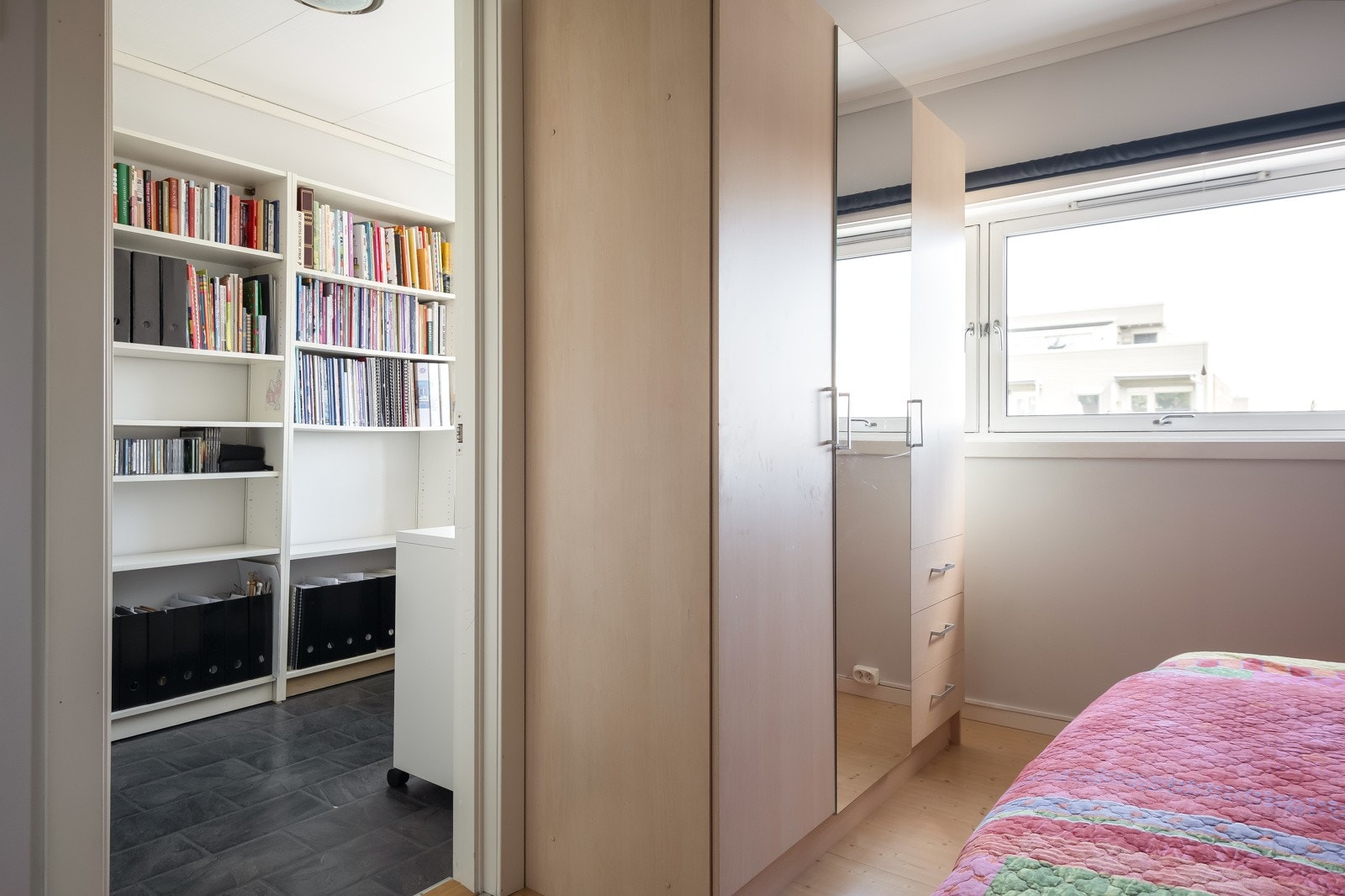 Soverommet på 10,9m² han tilknytning til kontor på 6,2m². Galleribilde