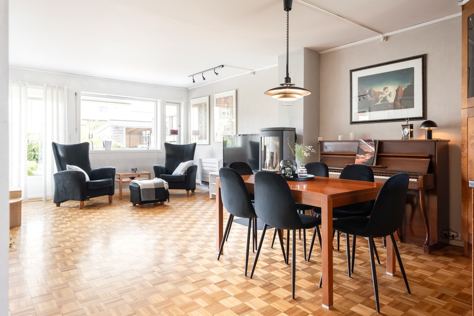 Store vindusflater ut mot markterrasse gir godt med lysinnslipp. Galleribilde