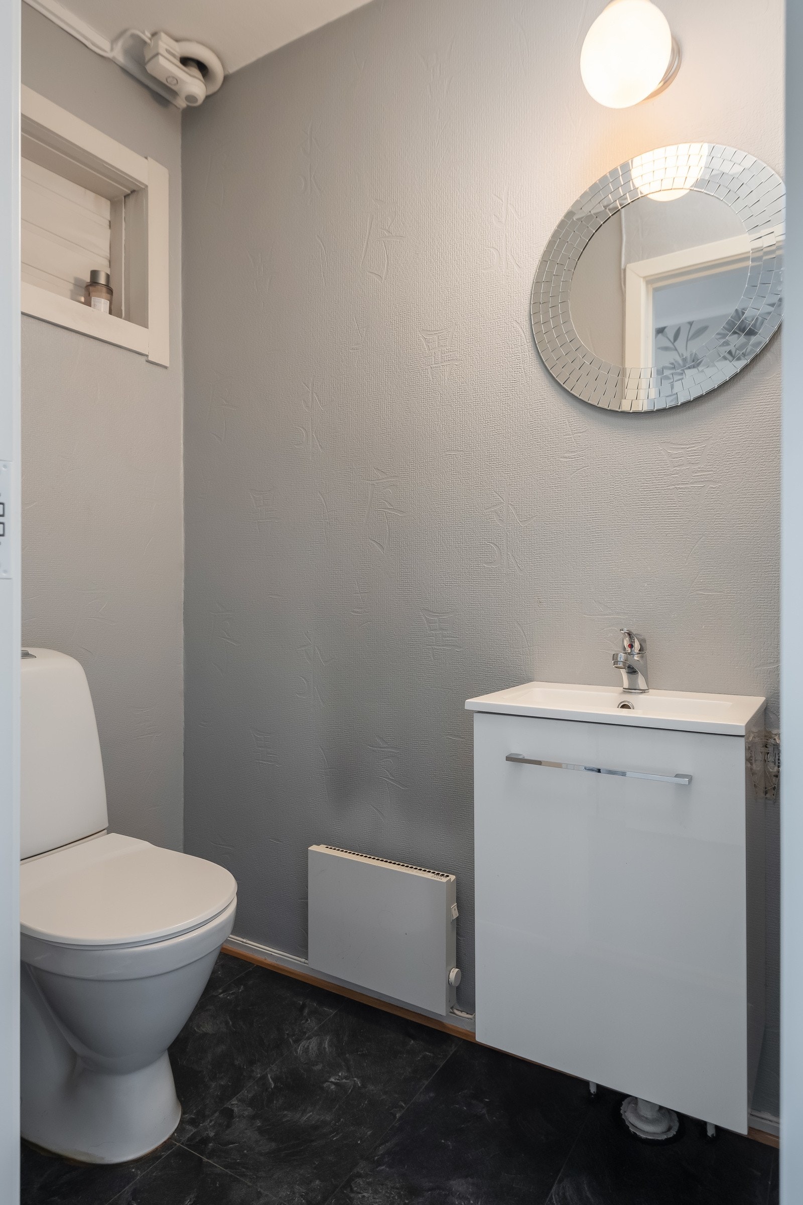 Dette er et tilbygg som gjør entréen vesentlig større enn i andre boliger i borettslaget. Praktisk plassert toalettrom med wc og baderomsinnredning i tilknytning til gang. Galleribilde