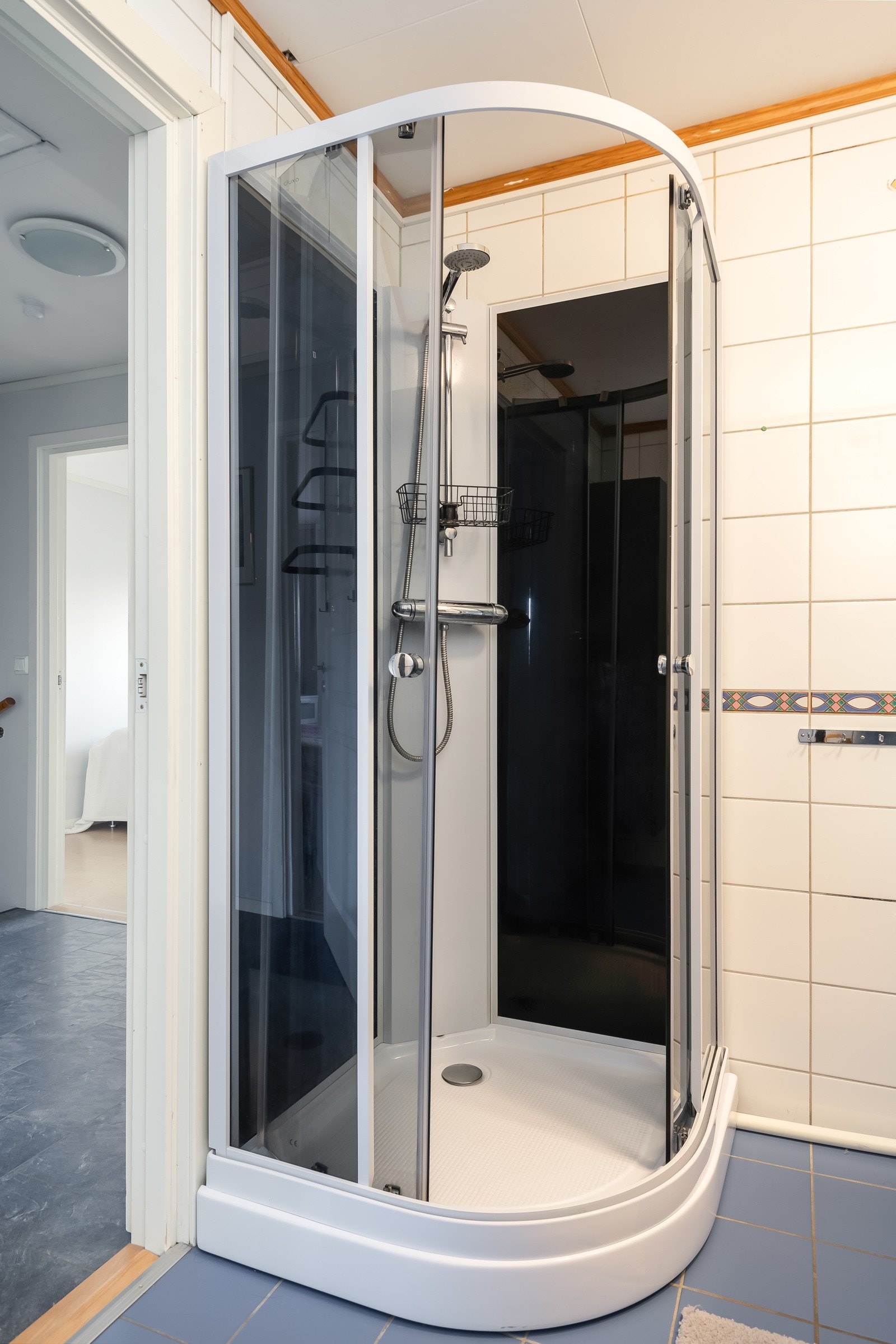 Ingen konstaterte fuktskader. Badet framstod som tørt på befaringsdagen, ifølge takstmann. Galleribilde