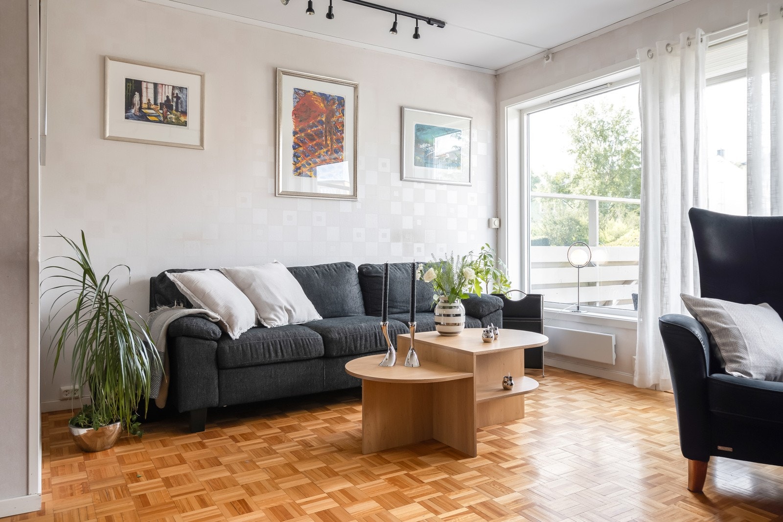 Størrelsen på stuen gjør at man har god plass til både sofagruppe og spisebord. Galleribilde