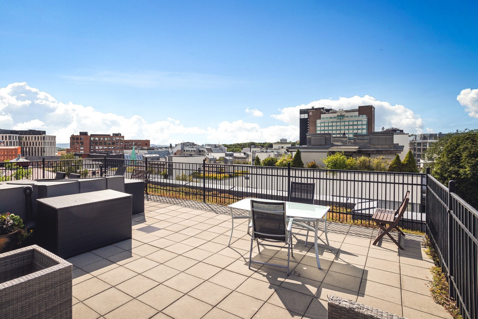 Herlig, felles takterrasse med fantastiske lys- og solforhold, samt nydelig utsikt! Galleribilde