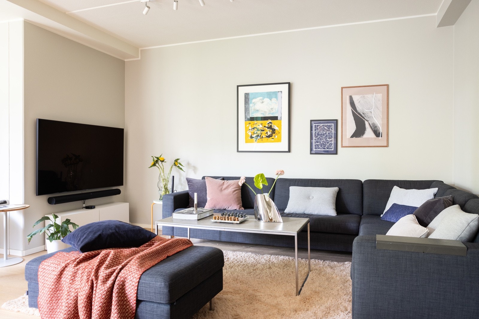 God plass til stor sofagruppe, sofabord og underholdningsavdeling. Galleribilde