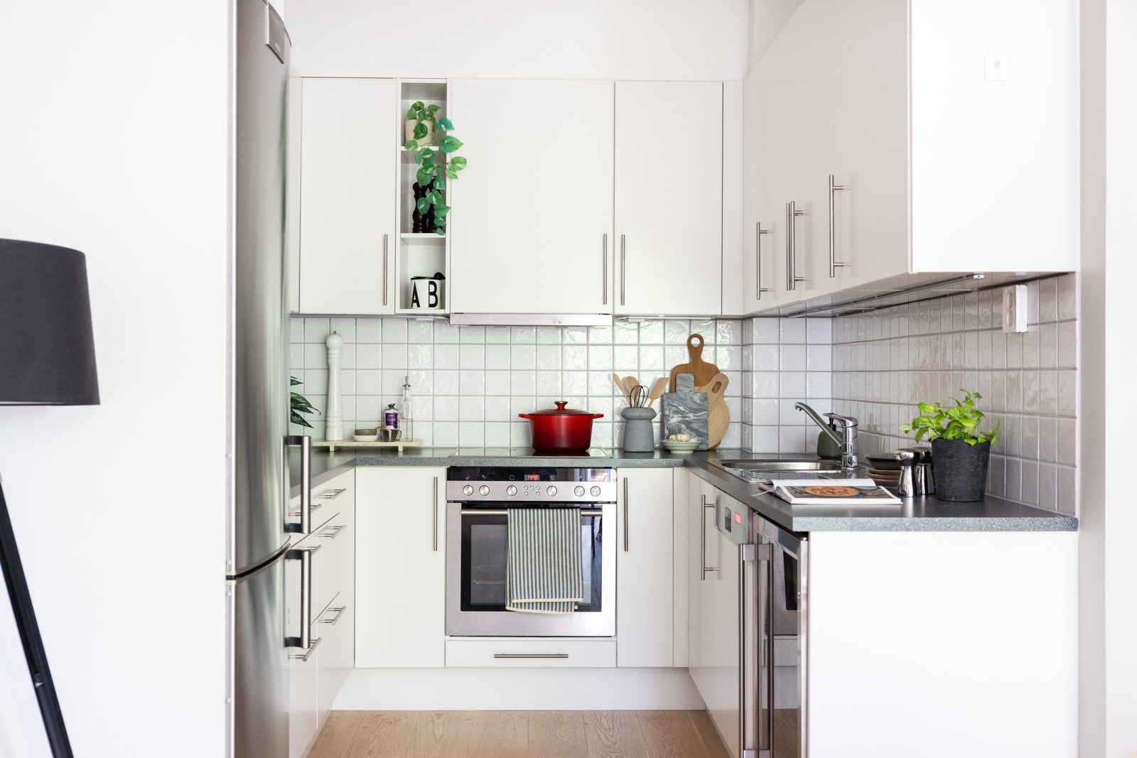 Kjøkkeninnredningen består av hvite fronter og benkeplate i laminat. Rikelig med skap- og benkeplass. Galleribilde