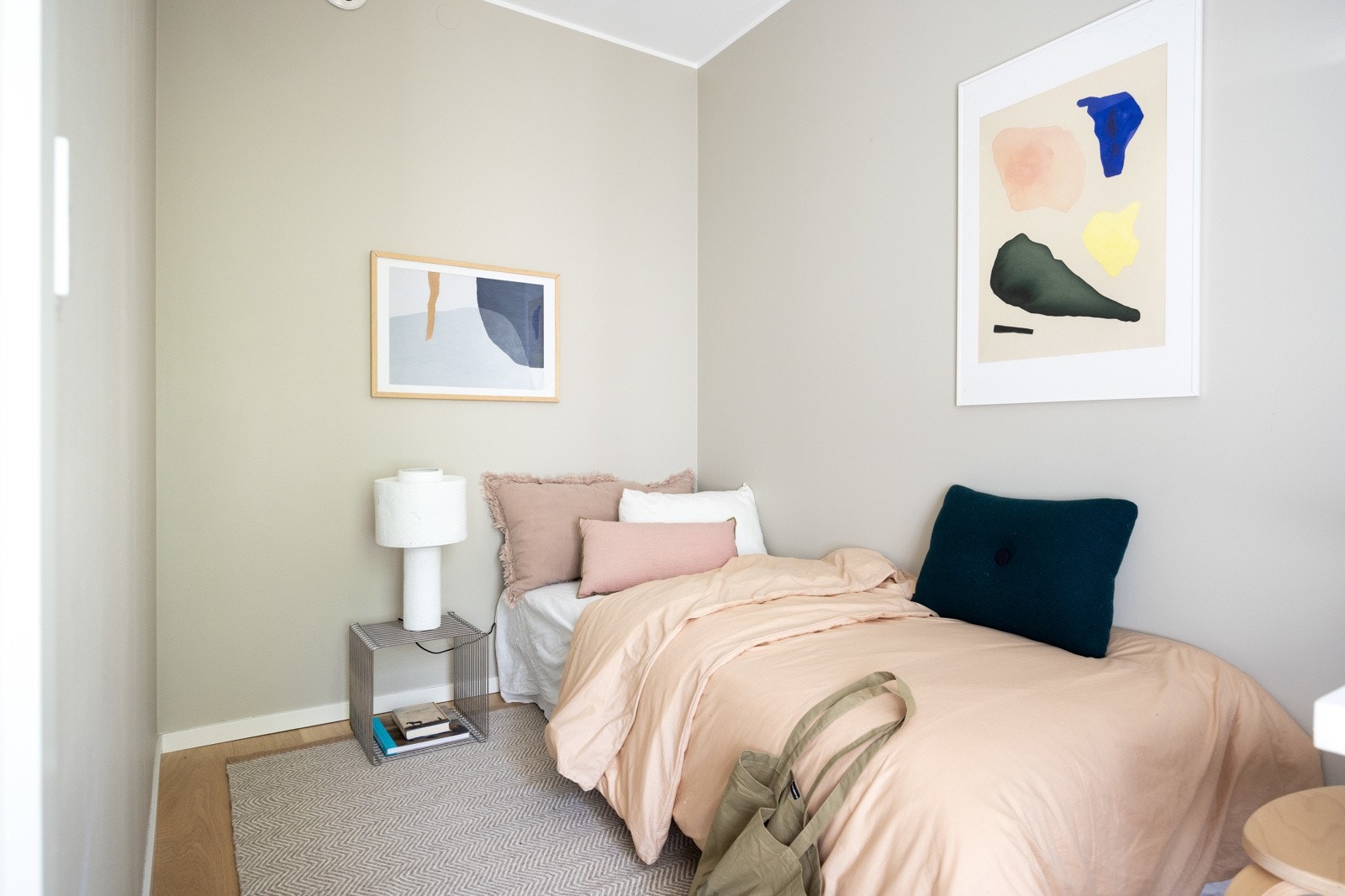 Soverom nummer to har plass til seng, nattbord, garderobeskap og skrivepult. Galleribilde