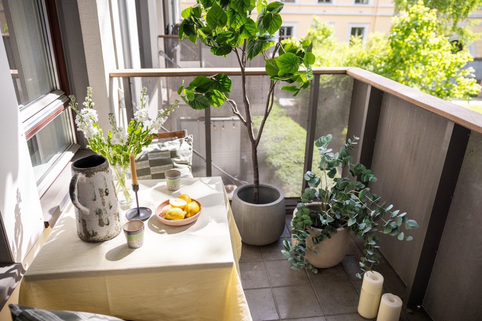 Balkongen er cirka 6,3 kvm og vender mot pent, indre gårdsrom. Galleribilde