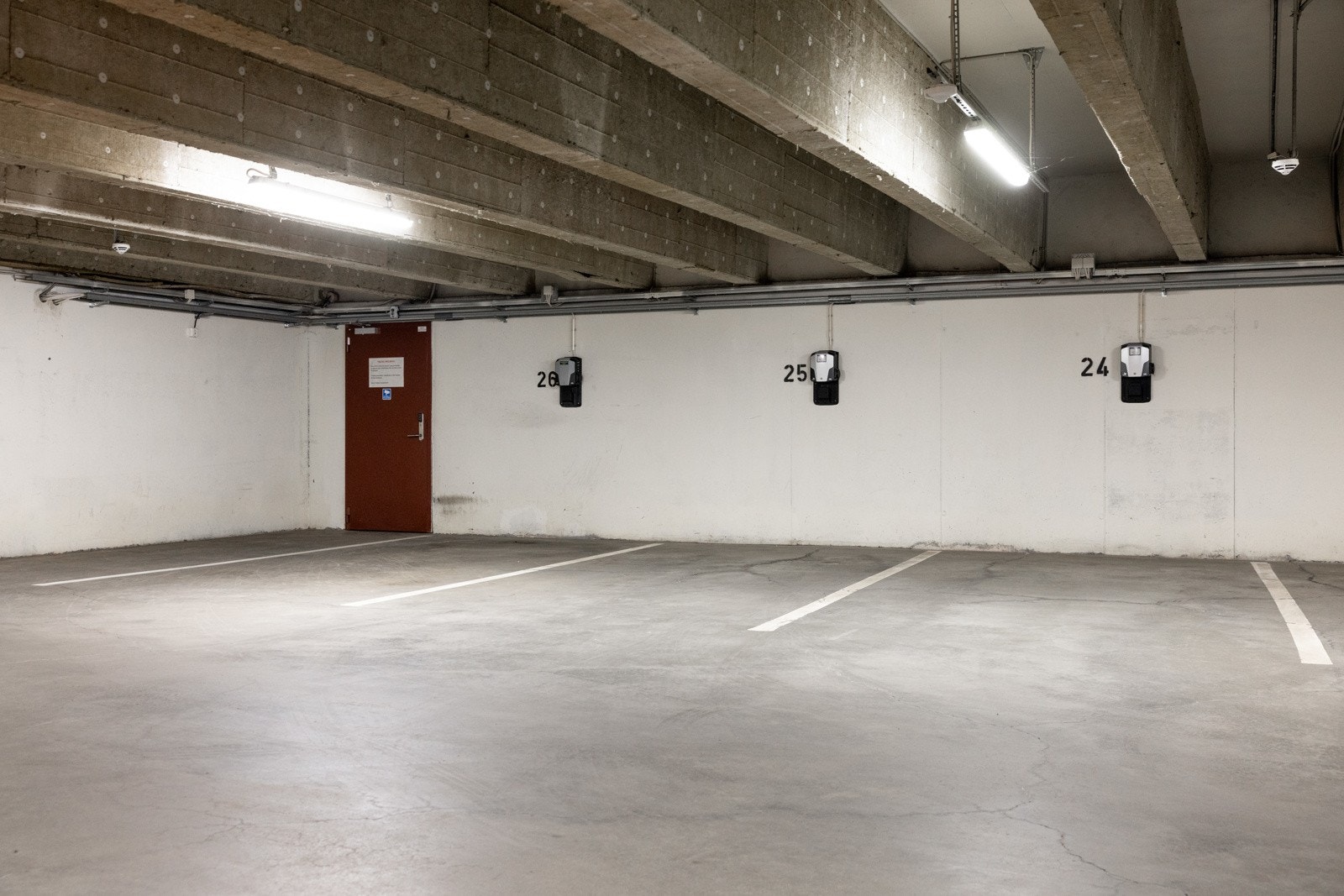 Det medfølger en garasjeplass med EL-lader. Galleribilde